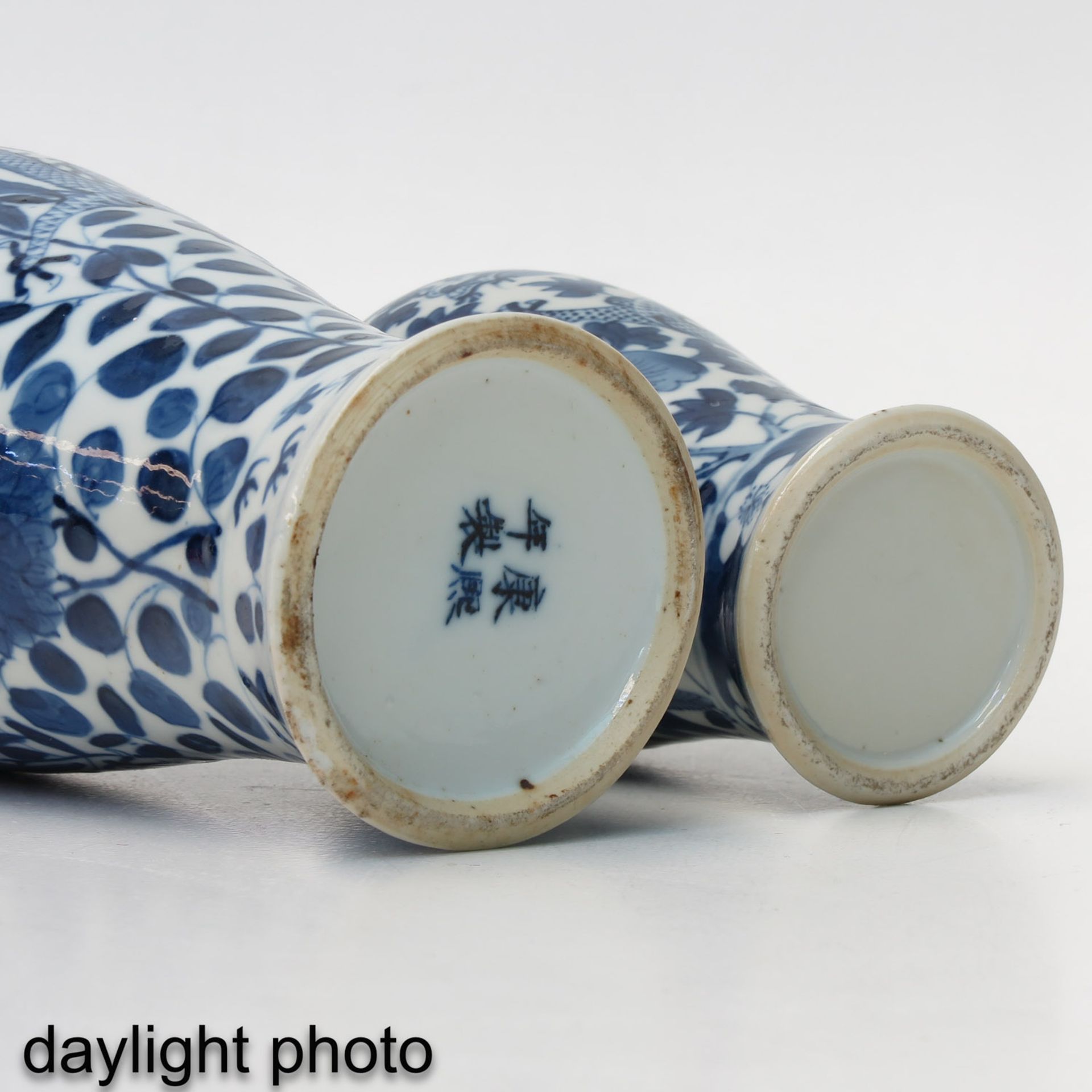 A Collection of 4 Blue and White Vases - Image 8 of 9