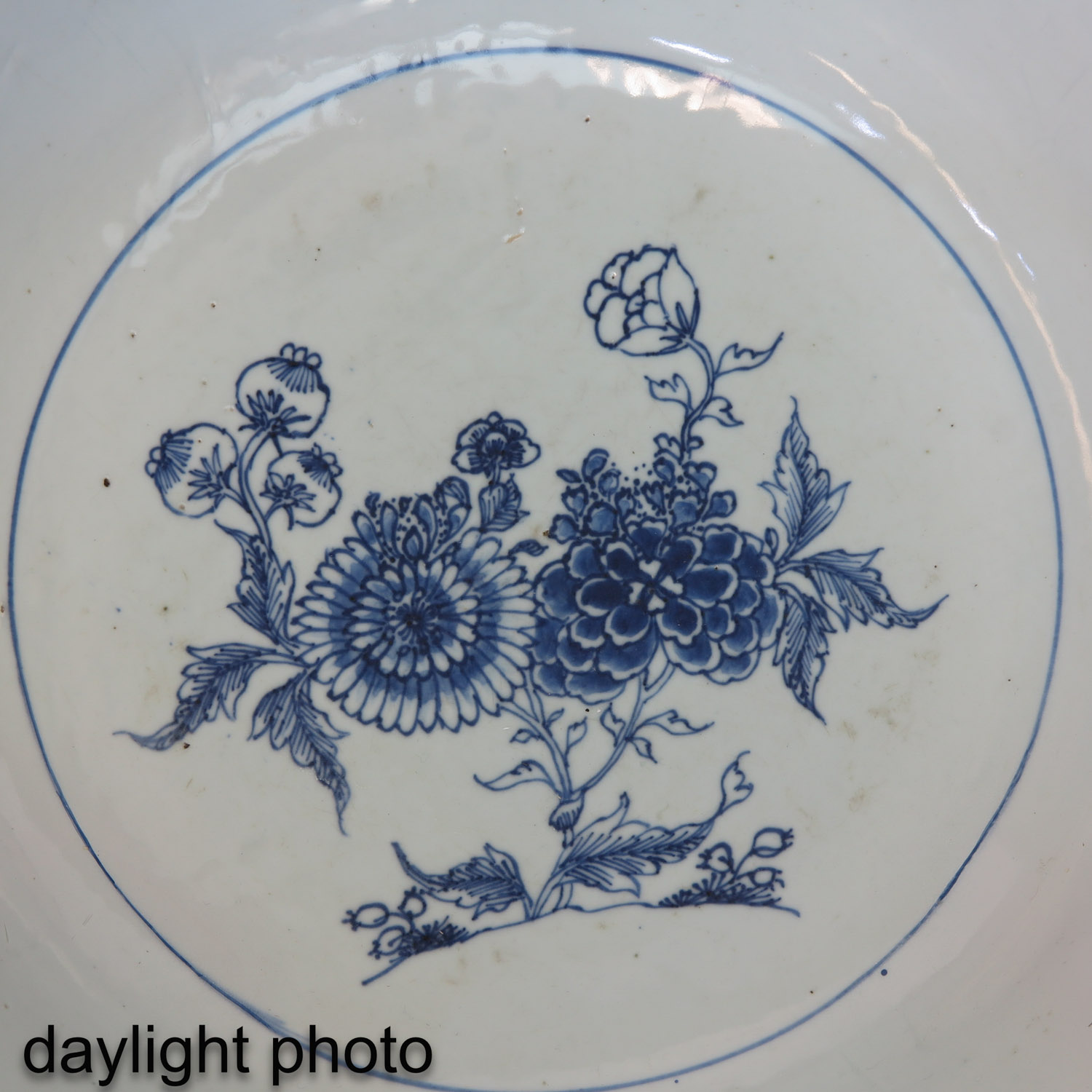 A Large Blue and White Serving Bowl - Image 9 of 9