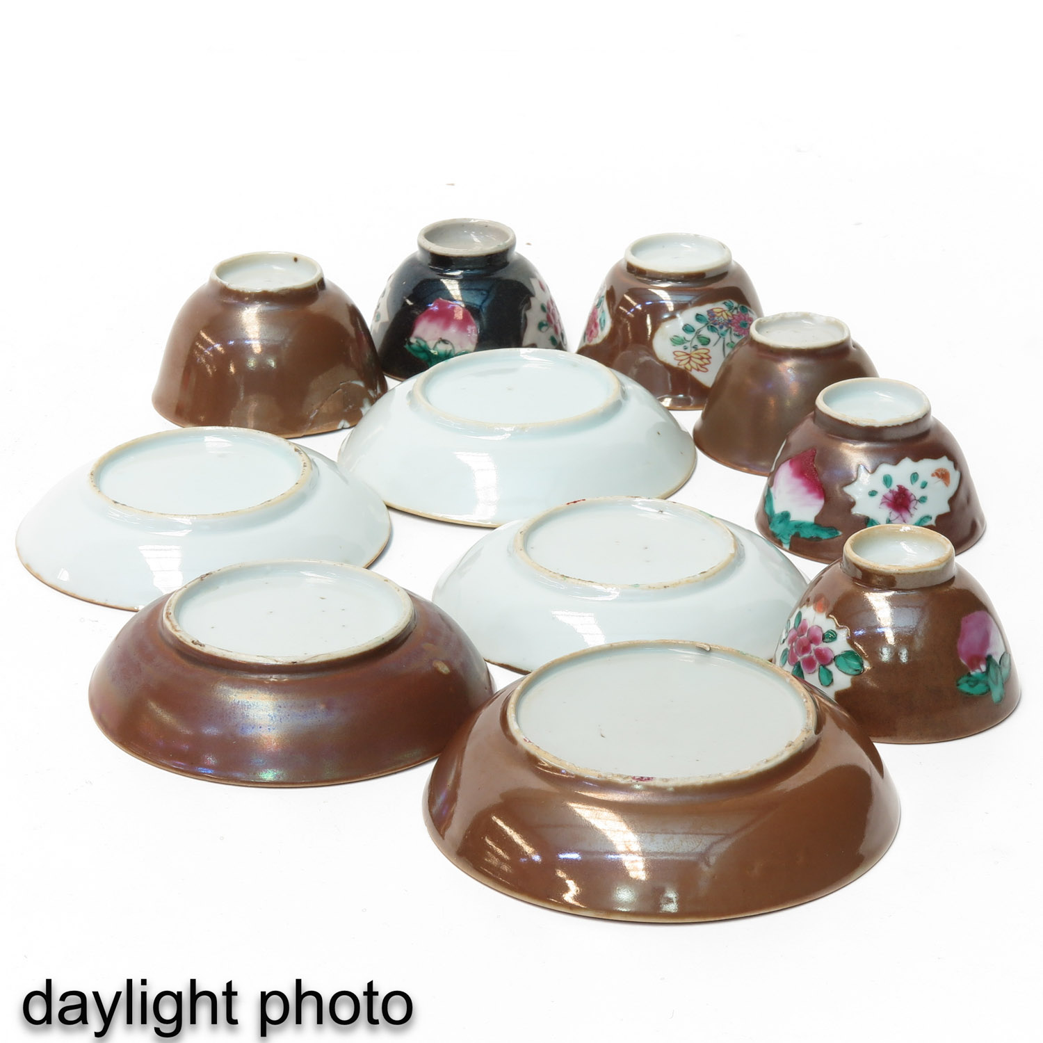 A Collection of Batavianware Cups and Saucers - Image 9 of 10