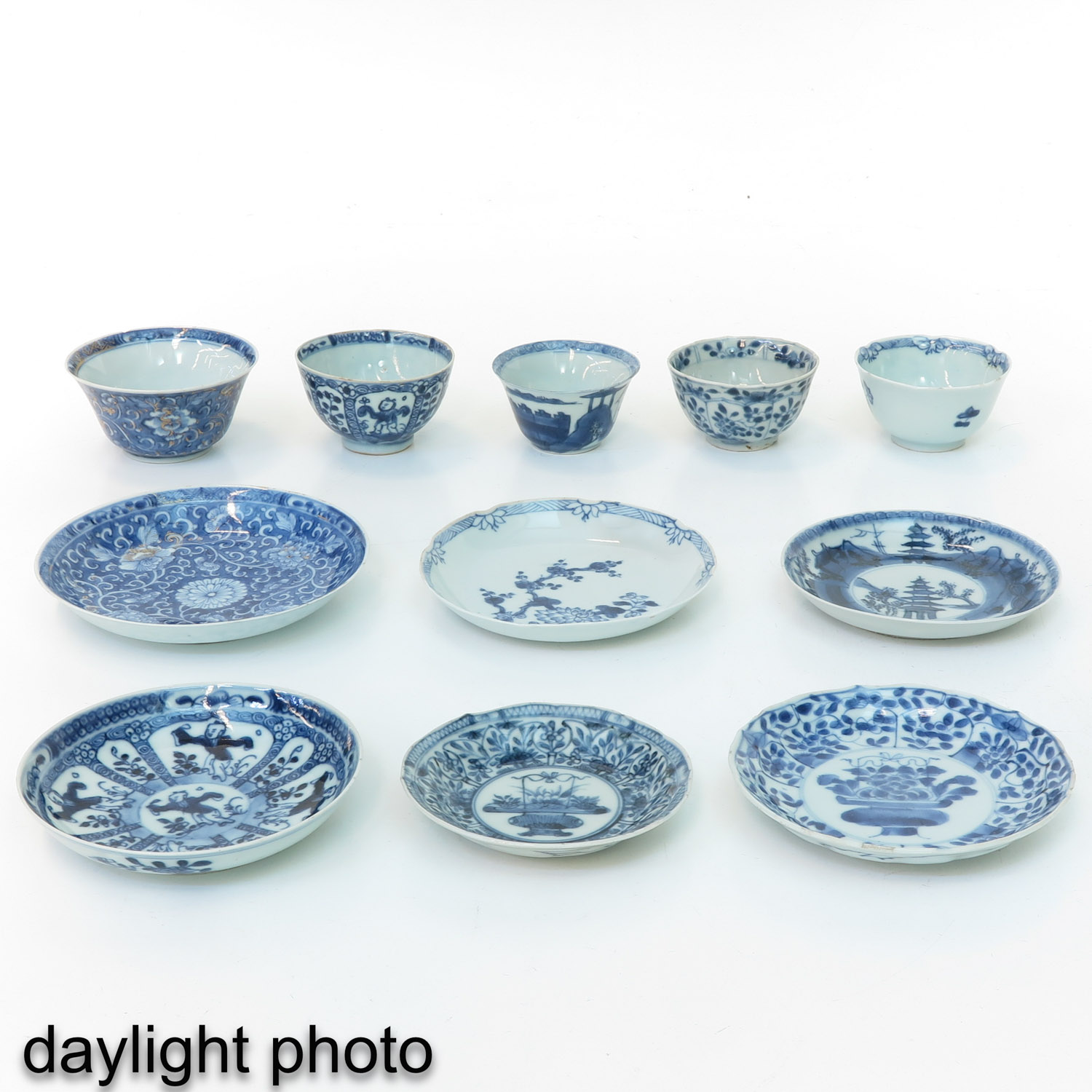 A Collection of Blue and White Cups and Saucers - Image 9 of 10