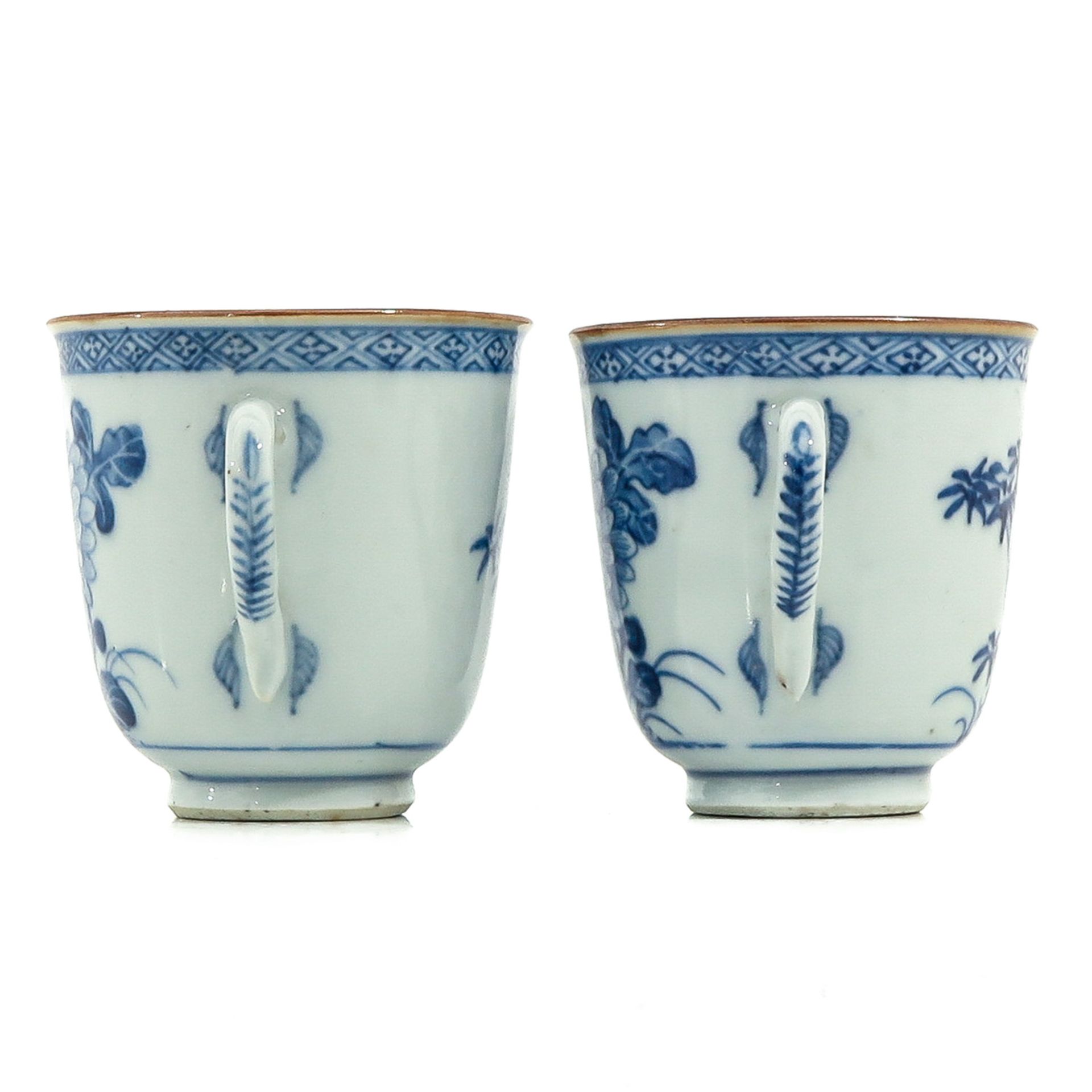 A Pair of Blue and White Cups and Saucers - Bild 2 aus 10