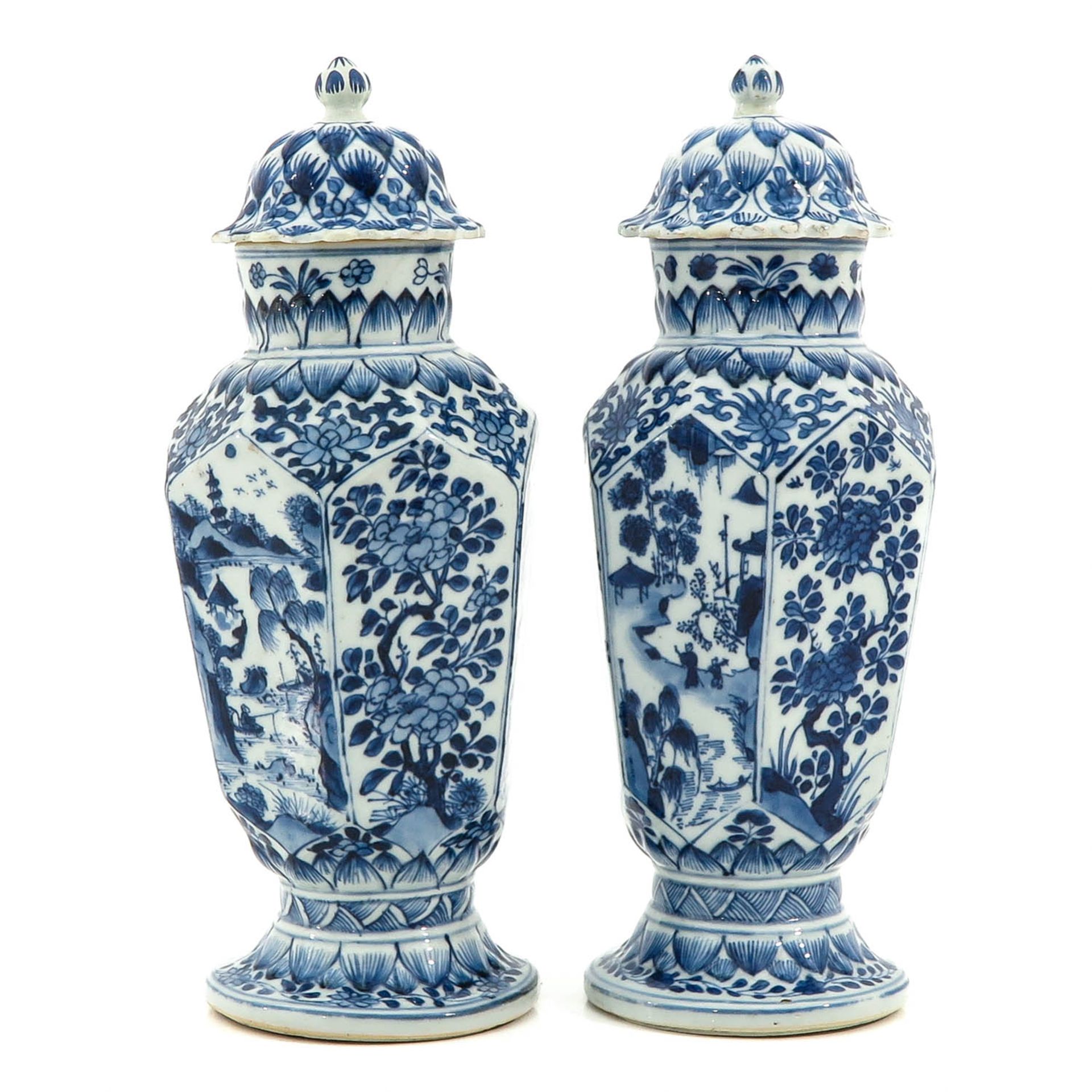 A Pair of Blue and White Vases with Covers - Bild 4 aus 9