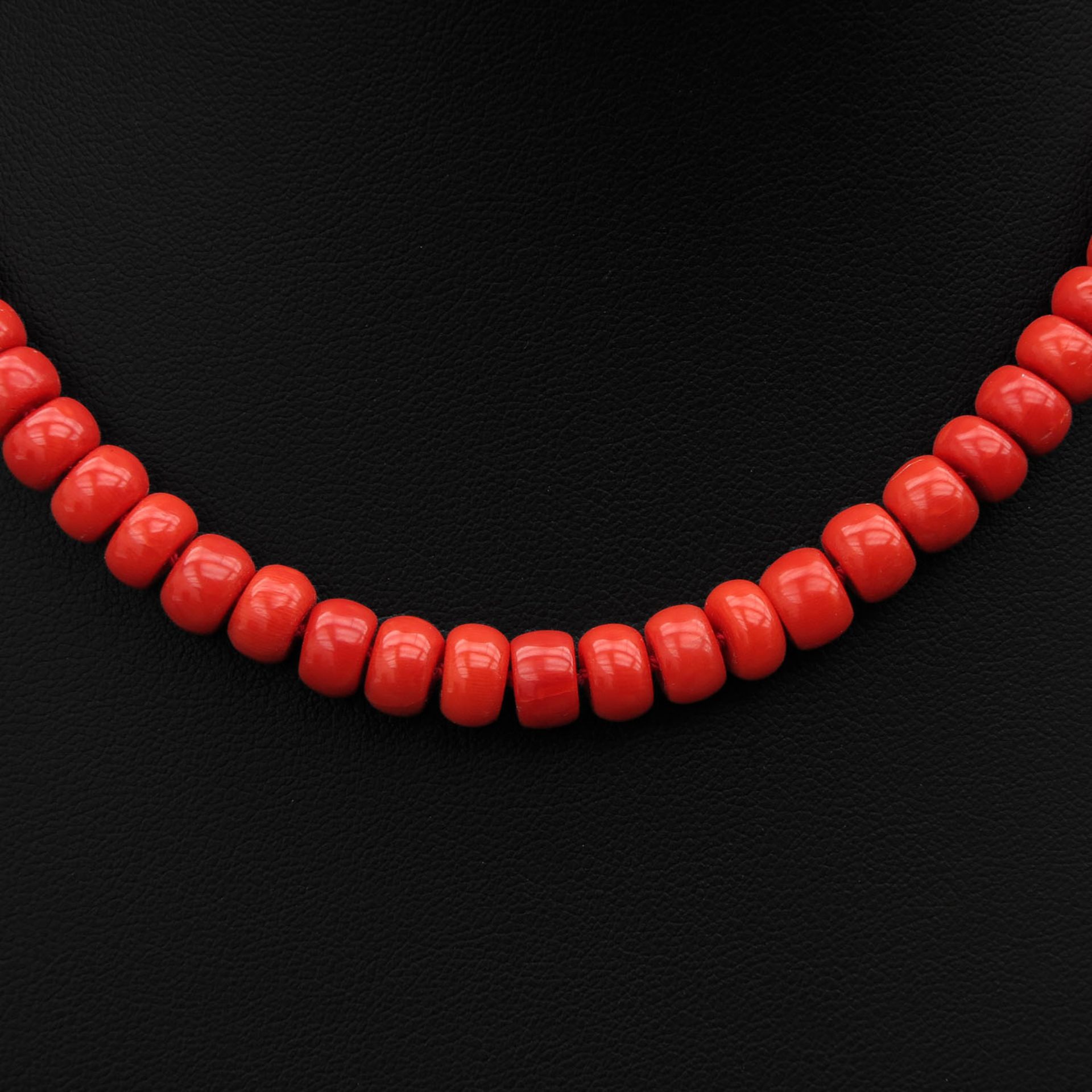 A 19th Century Red Coral Necklace - Image 4 of 8