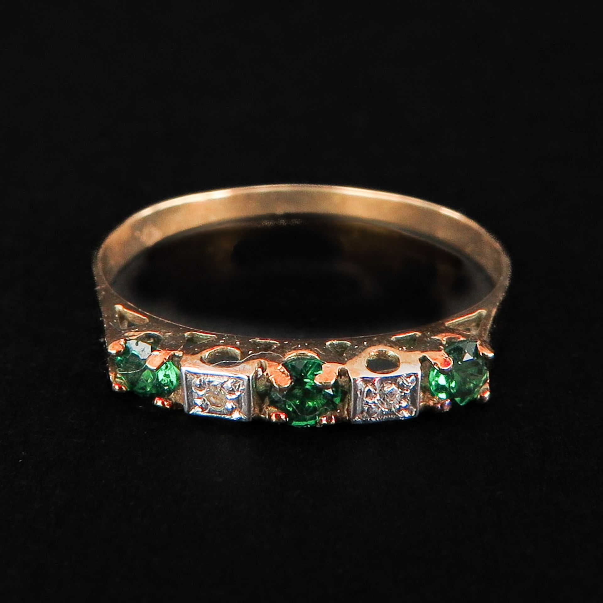 A Ladies 14KG Emerald and Diamond Ring - Image 2 of 5