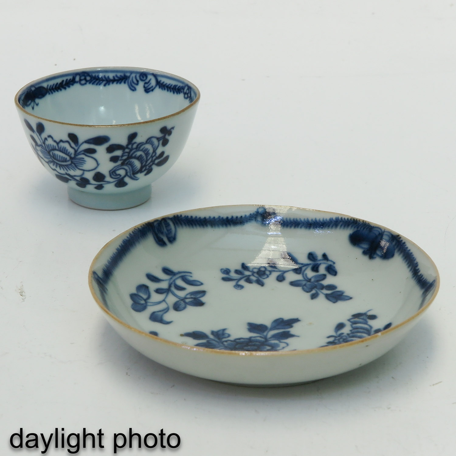 A Collection of 5 Blue and White Cups and Saucers - Image 9 of 10