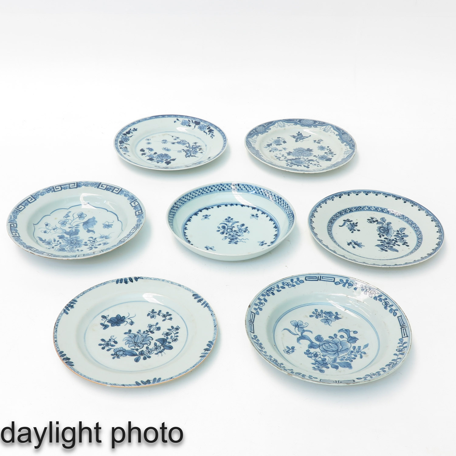 A Collection of 7 Blue and White Plates - Image 9 of 10