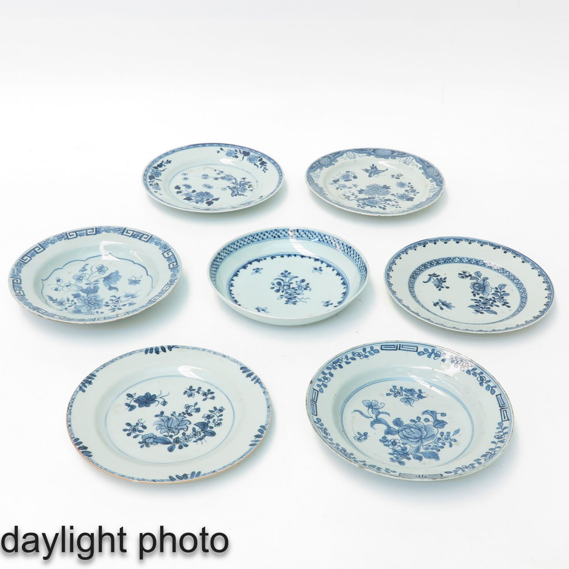 A Collection of 7 Blue and White Plates - Image 9 of 10