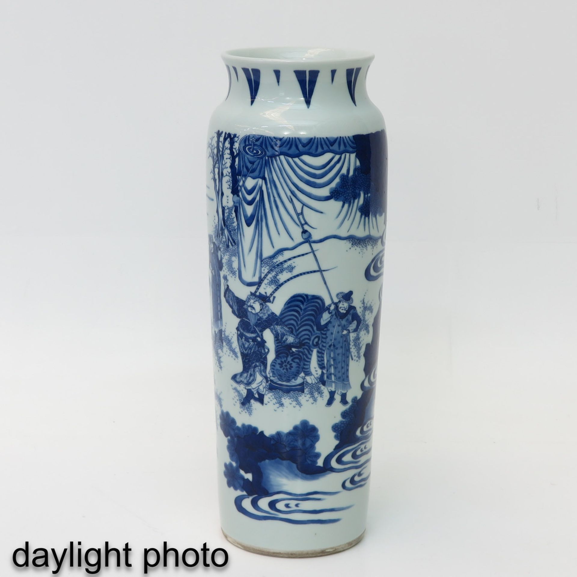 A Blue and White Roll Wagon Vase - Image 7 of 9