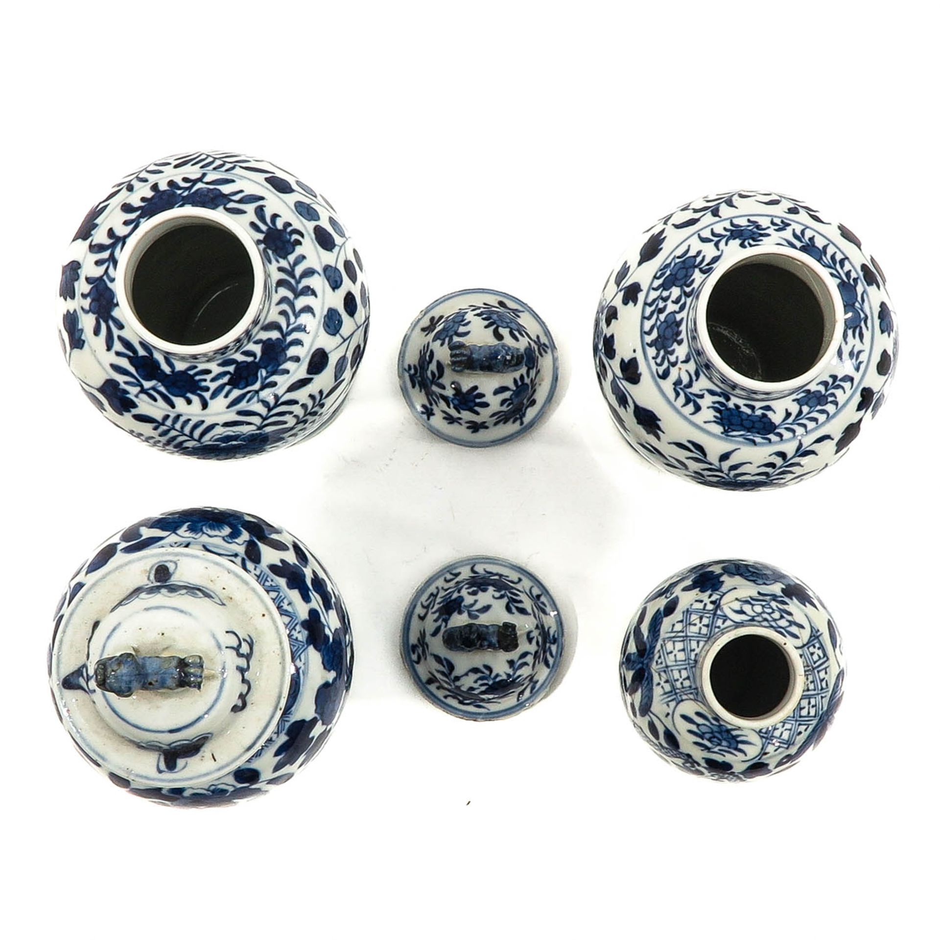 A Collection of 4 Blue and White Vases - Image 5 of 9