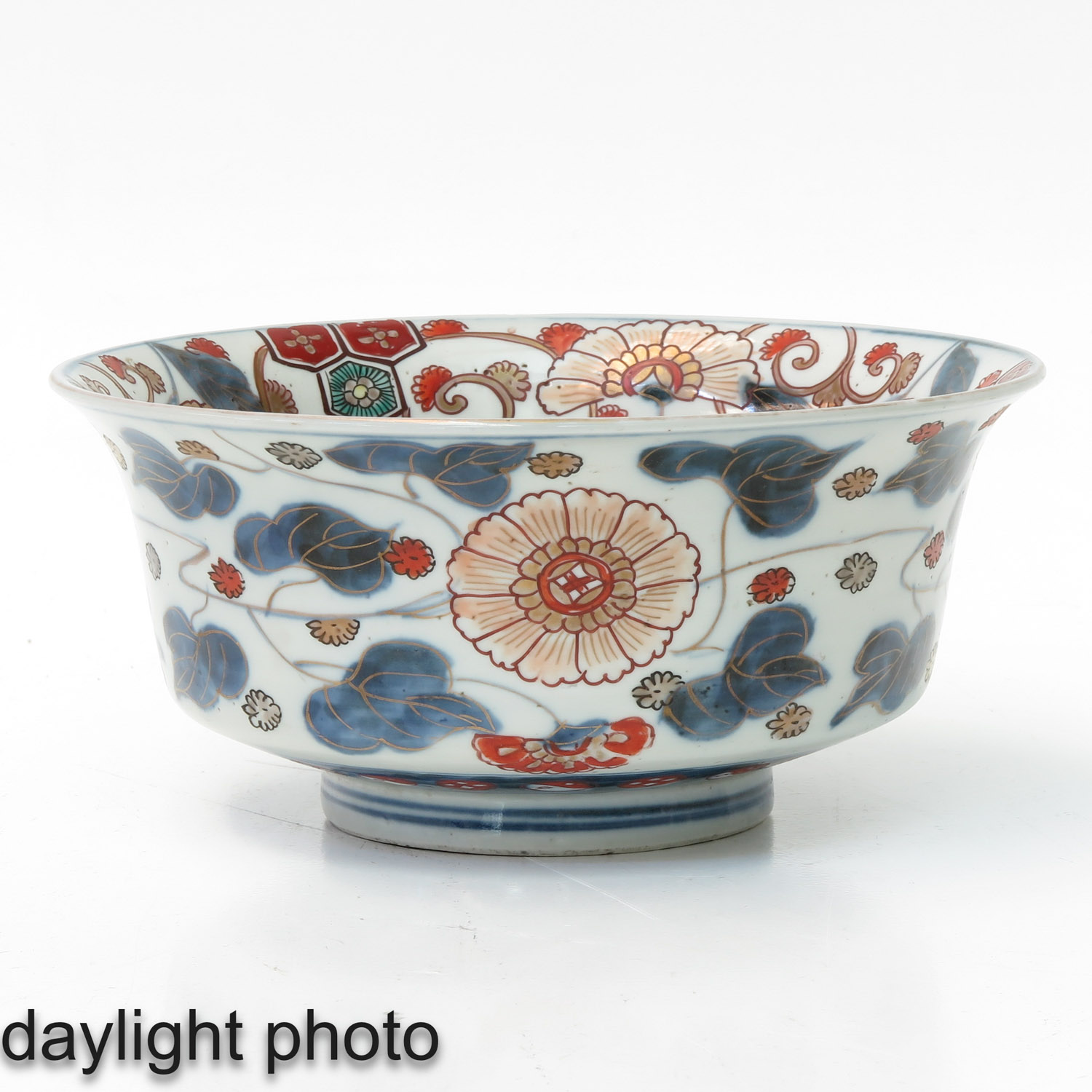 A Pair of Polychrome Serving Bowls - Image 7 of 10