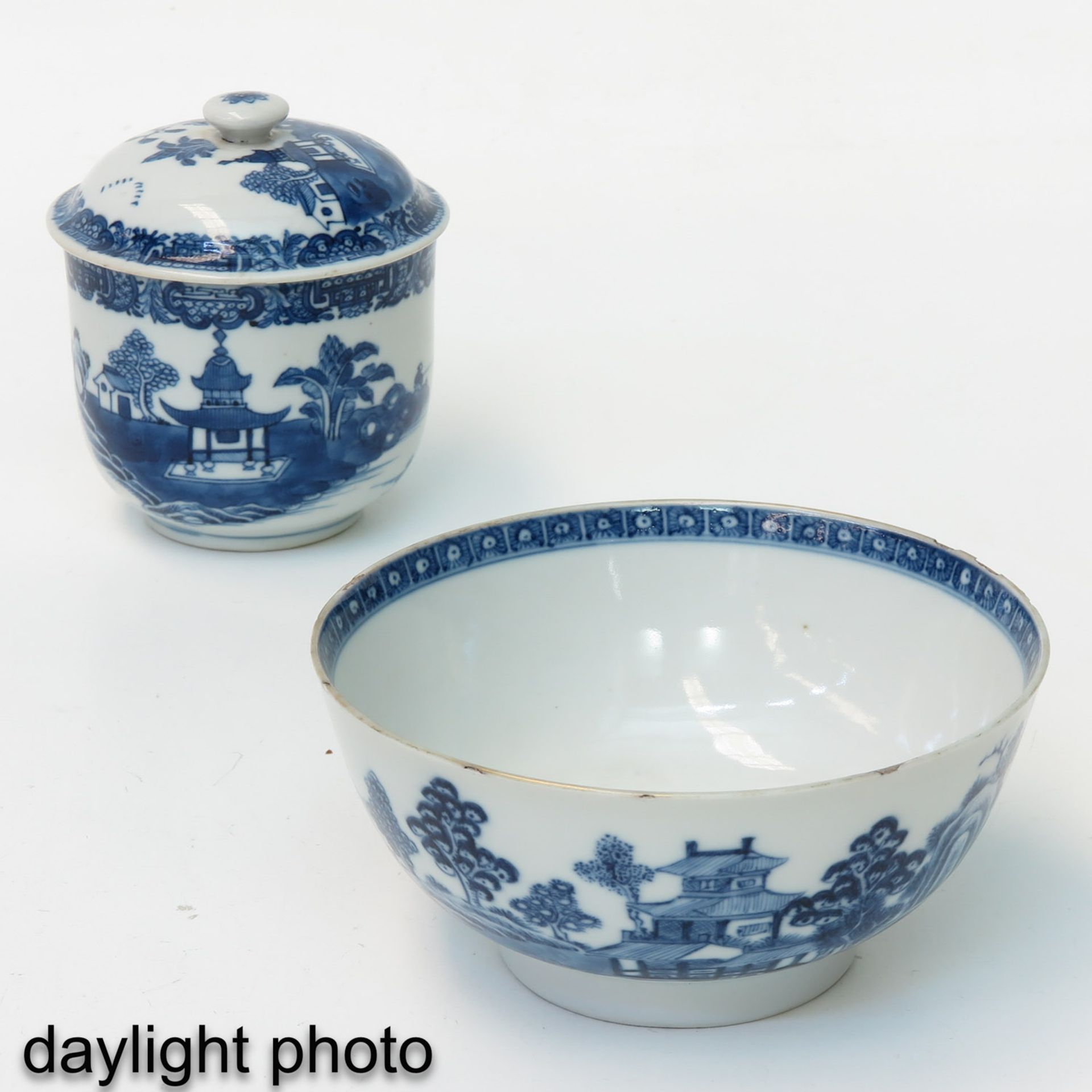A Blue and White Bowl and Covered Sugar - Bild 7 aus 10