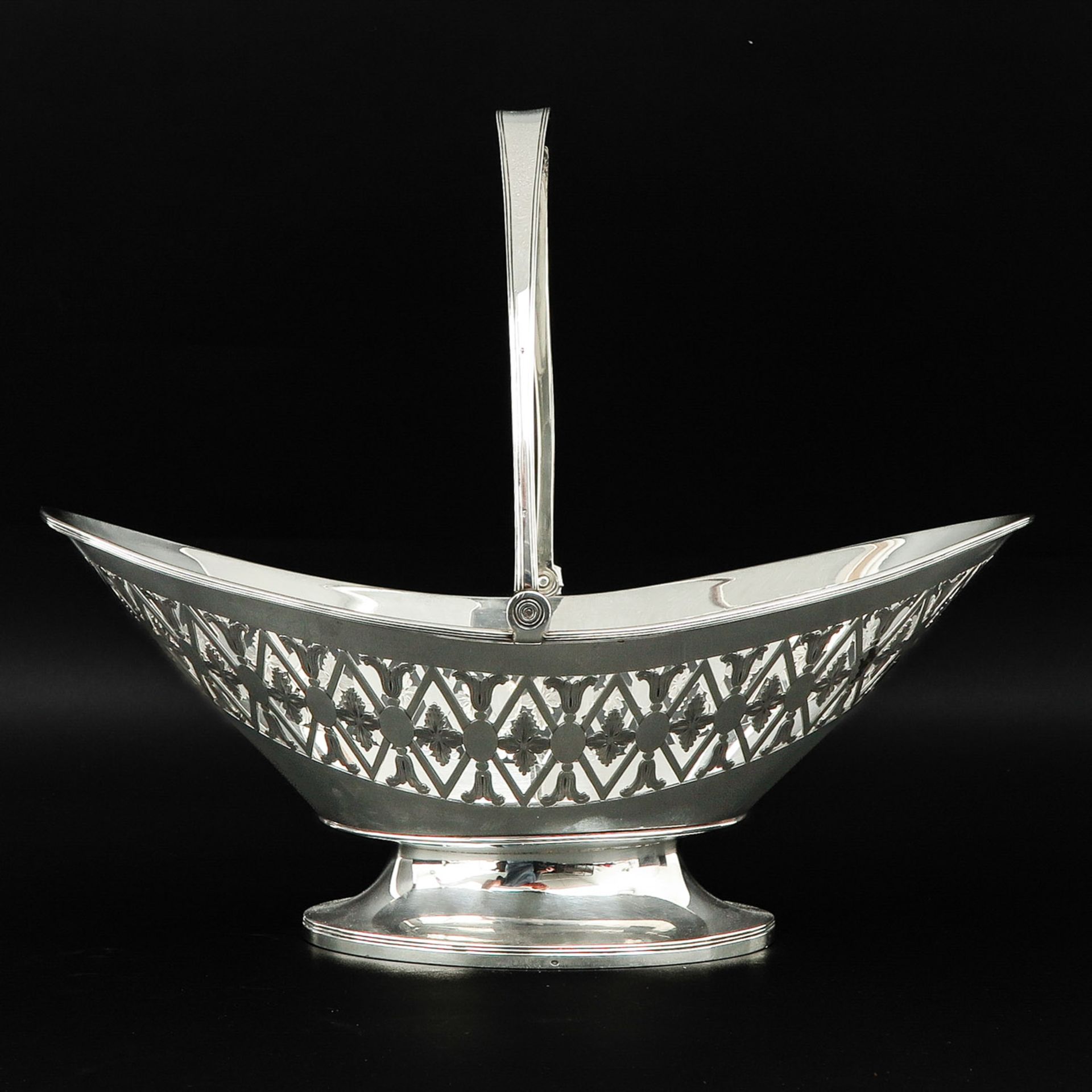 A Silver Basket with Handle - Bild 3 aus 9