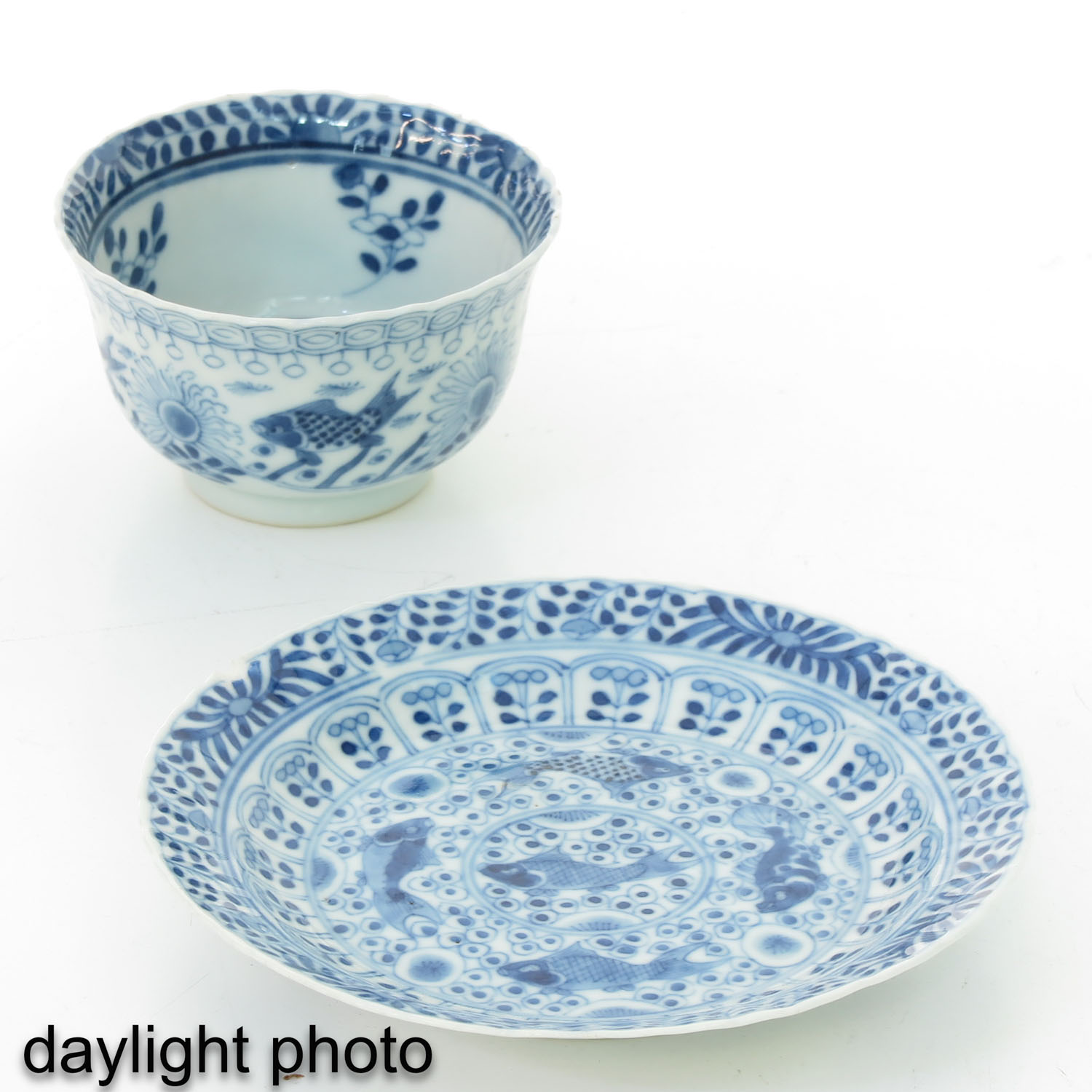 A Collection of Blue and White Cups and Saucers - Image 9 of 10