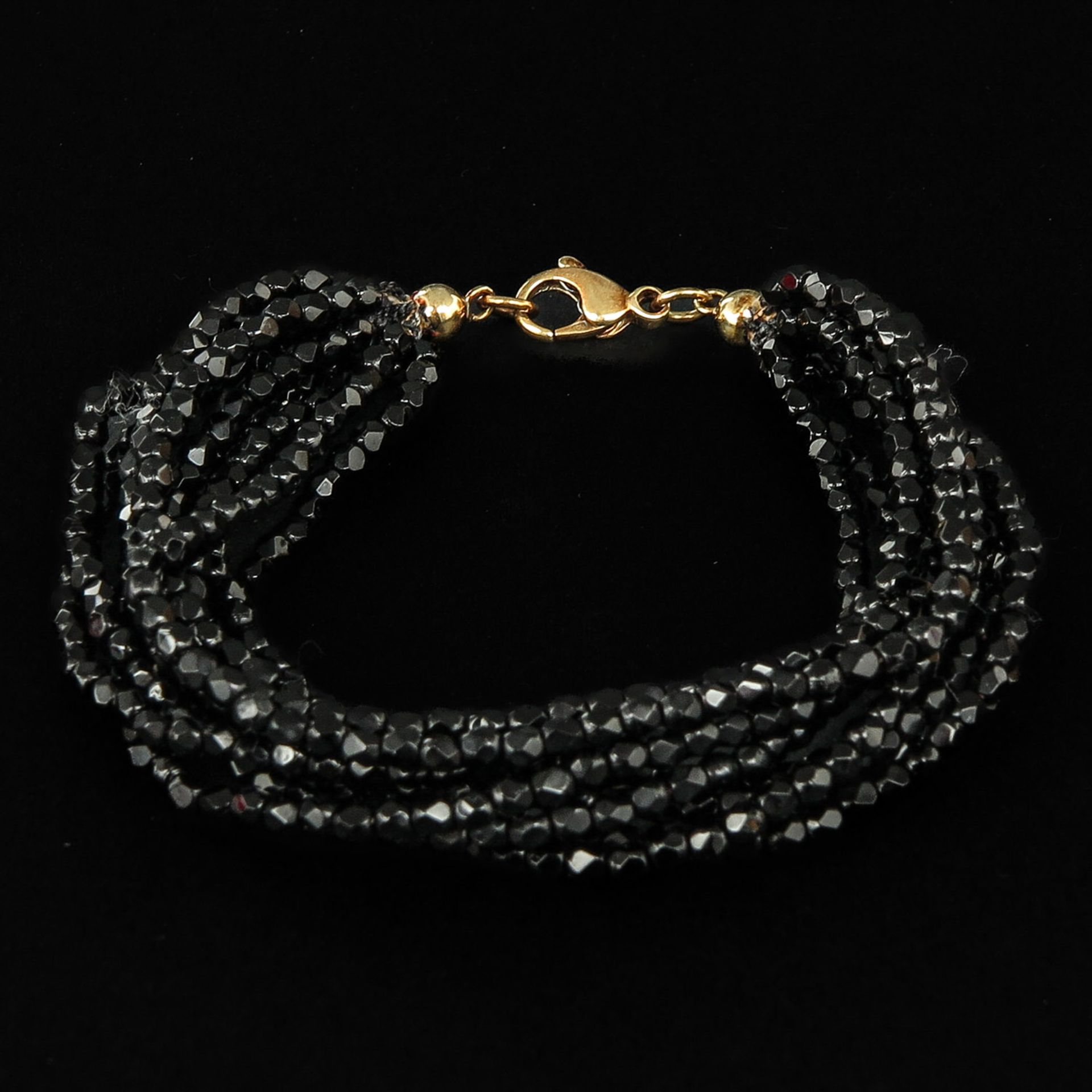 A Garnet Necklace with 14KG Clasp