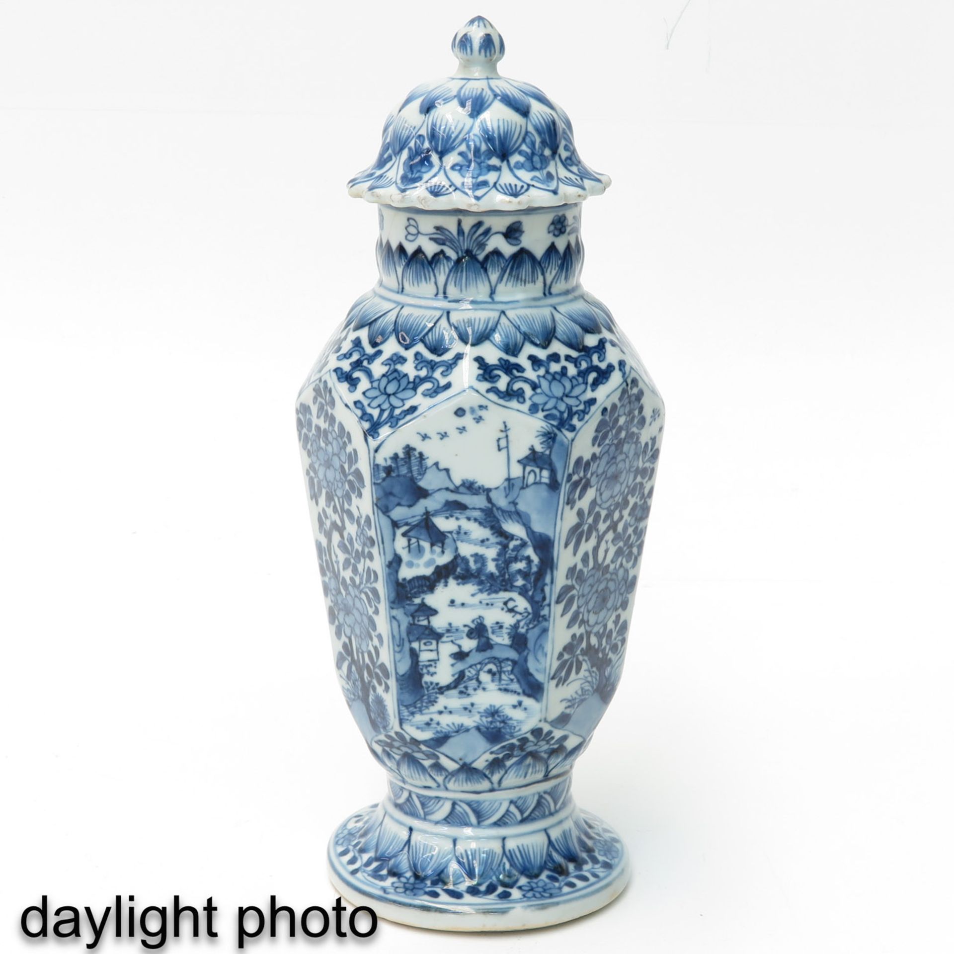 A Pair of Blue and White Vases with Covers - Bild 7 aus 9