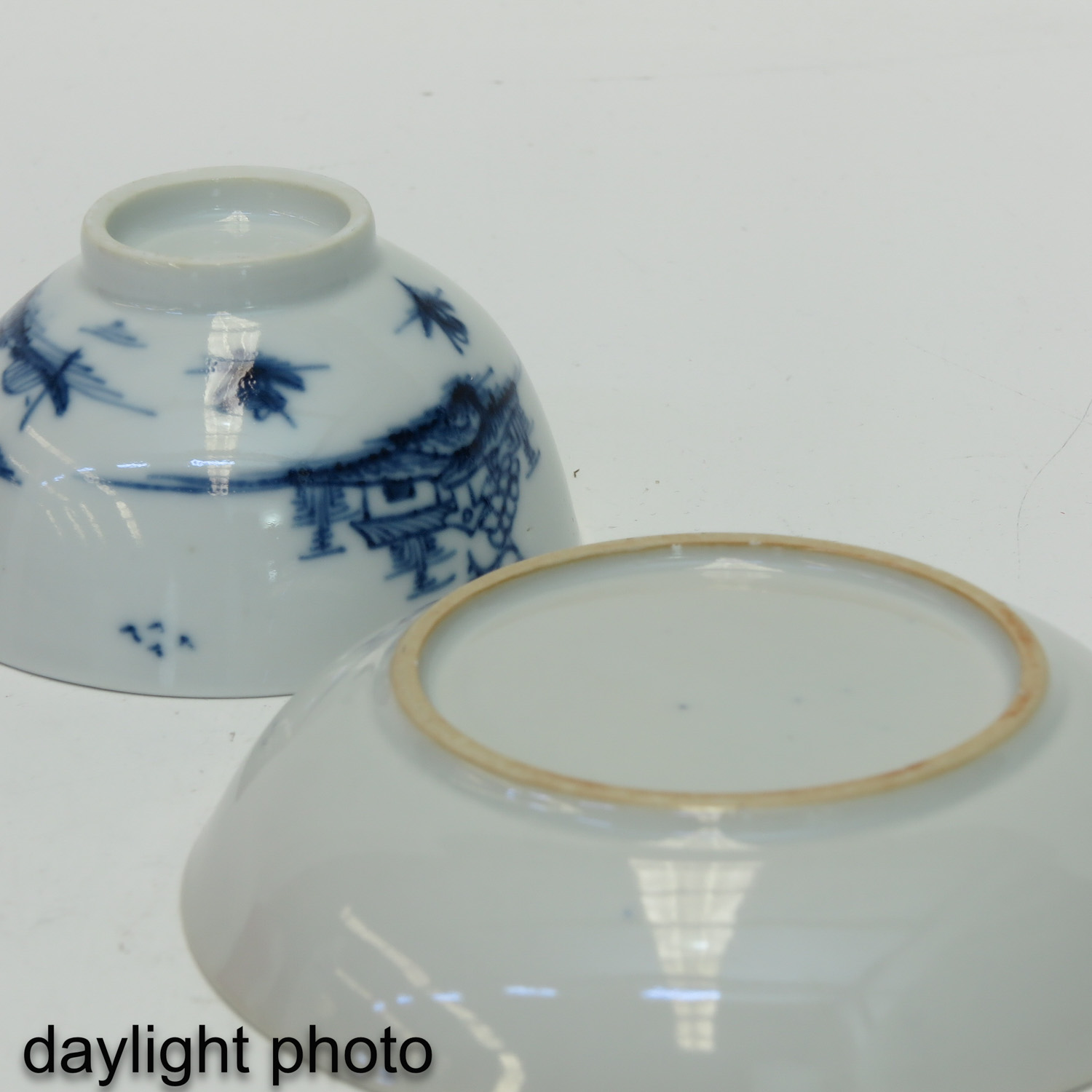 A Collection of 5 Blue and White Cups and Saucers - Image 10 of 10