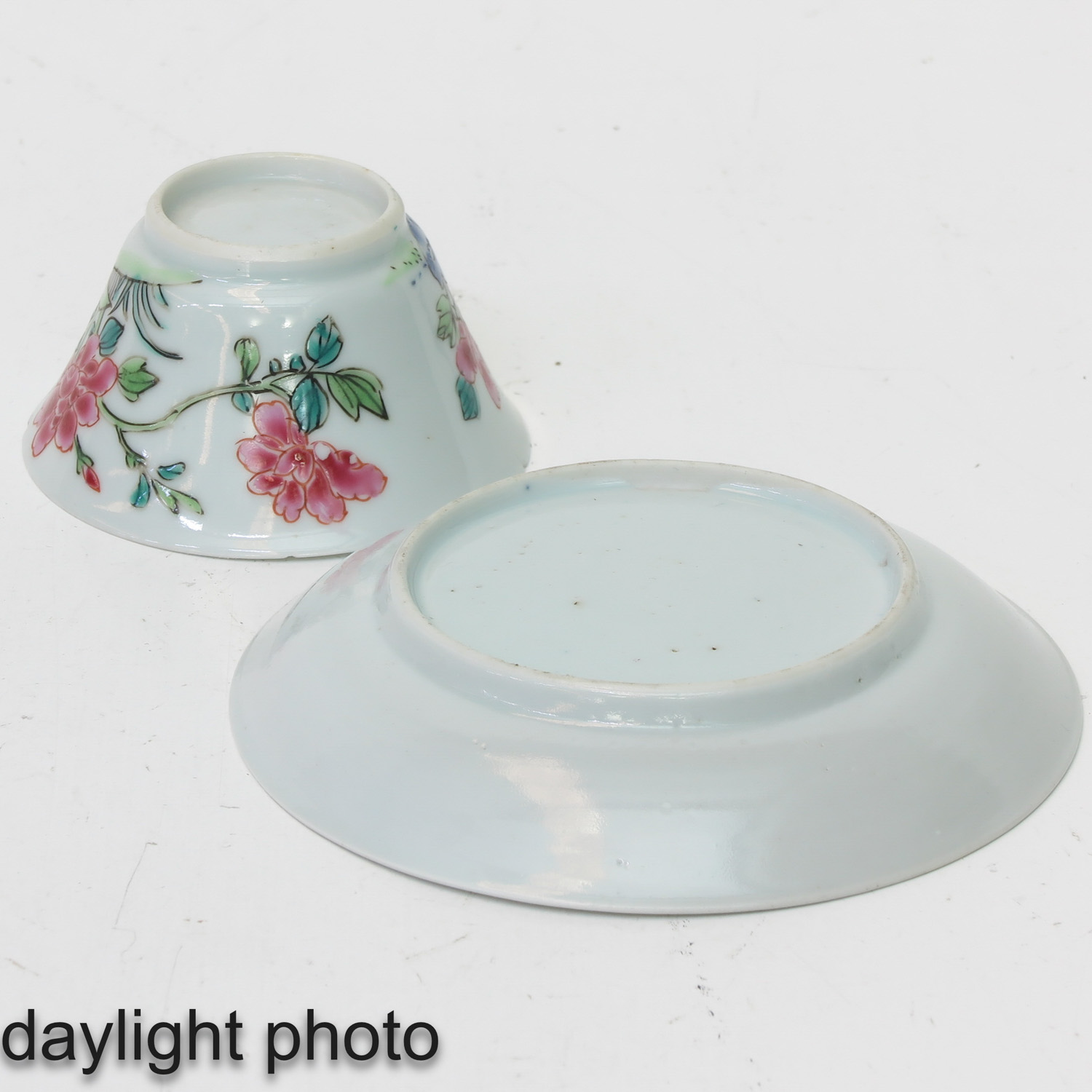 A Pair of Famille Rose Cups and Saucers - Image 10 of 10