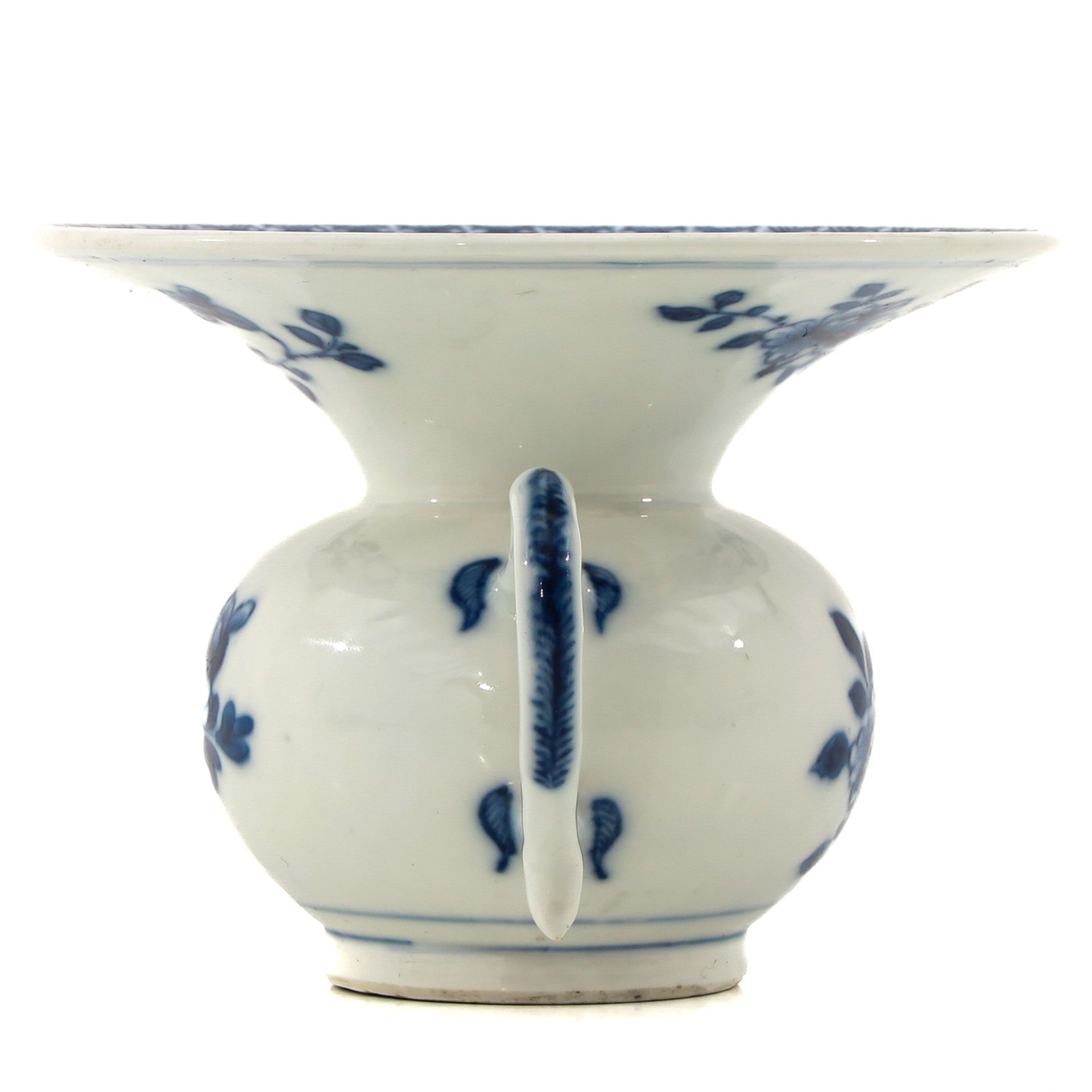 A Blue and White Spittoon - Image 2 of 9