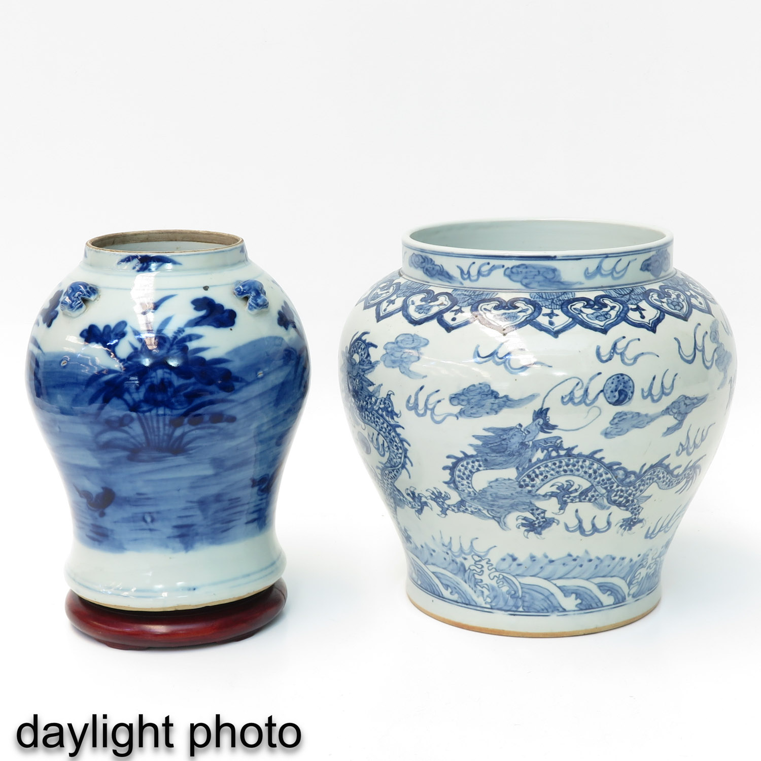 A Lot of 2 Blue and White Vases - Image 7 of 10