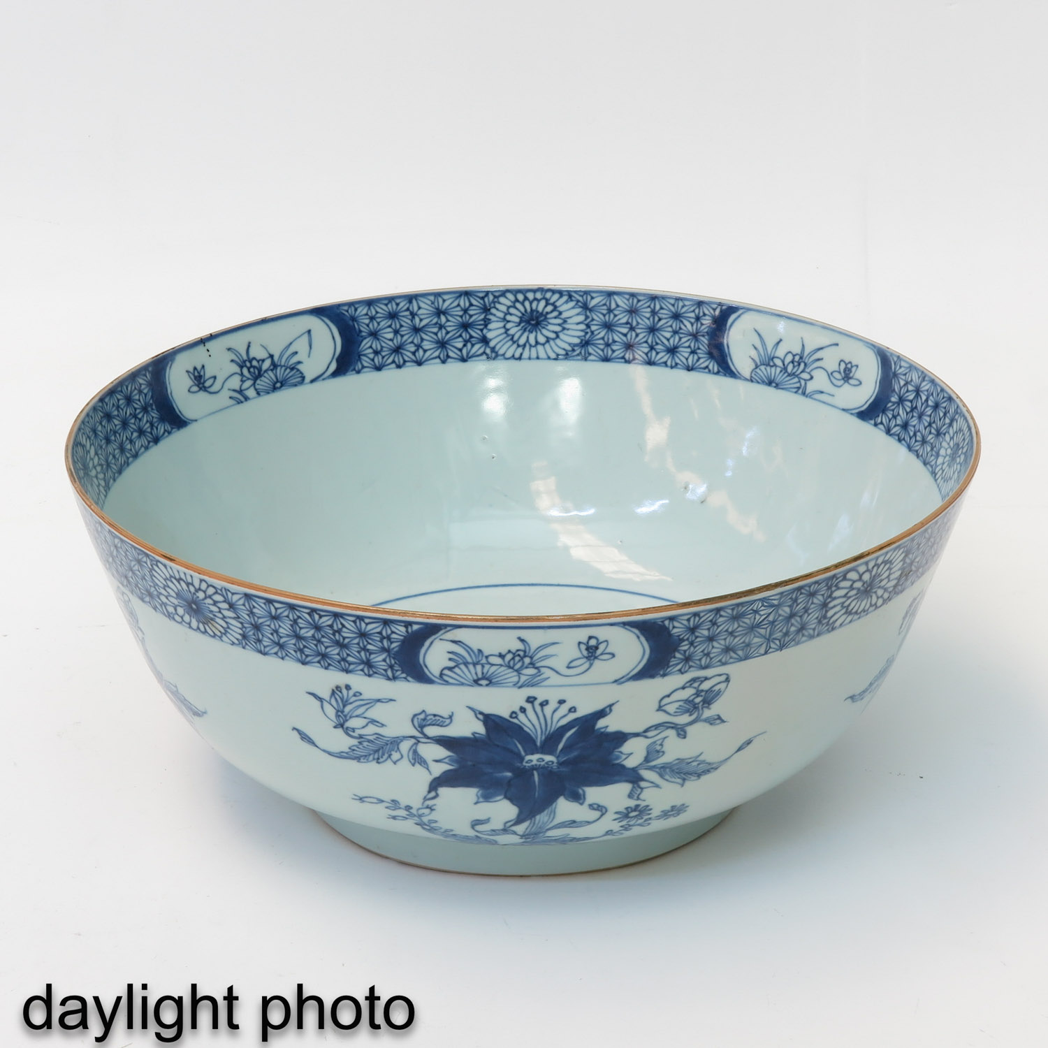 A Large Blue and White Serving Bowl - Image 7 of 9