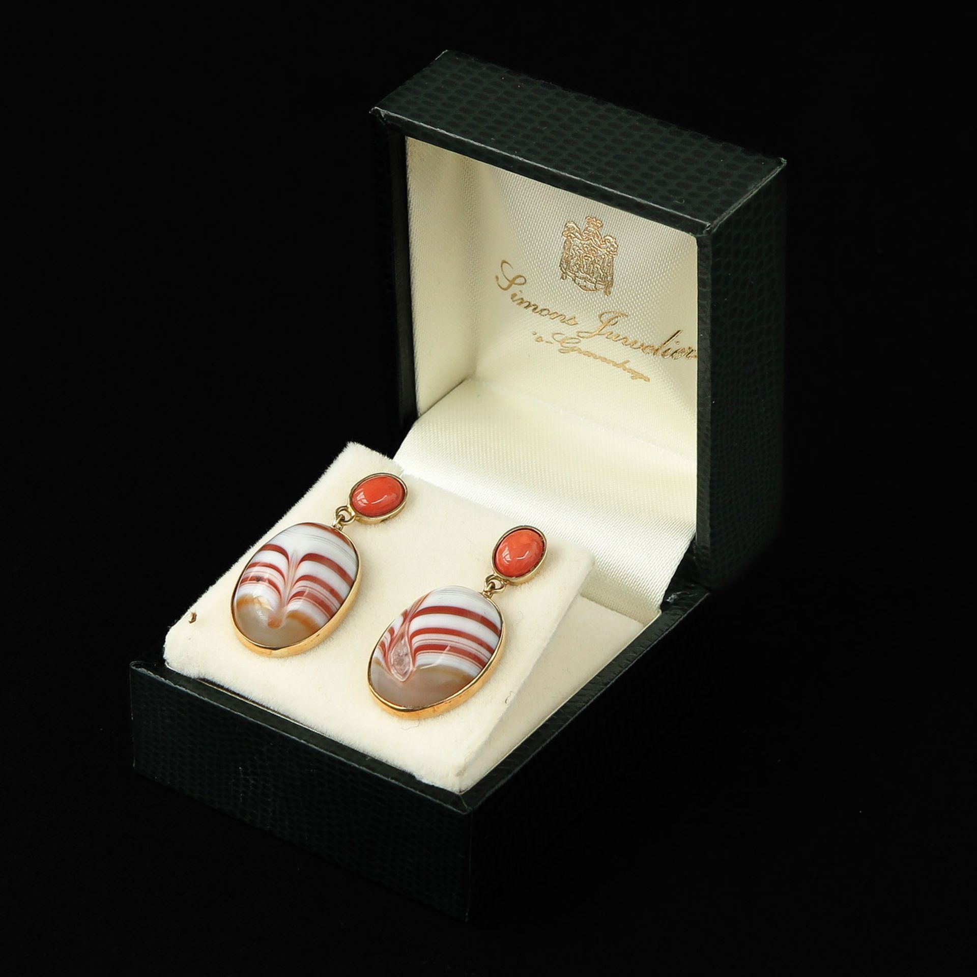 A Pair of 14KG Red Coral and Agate Earrings - Image 3 of 3