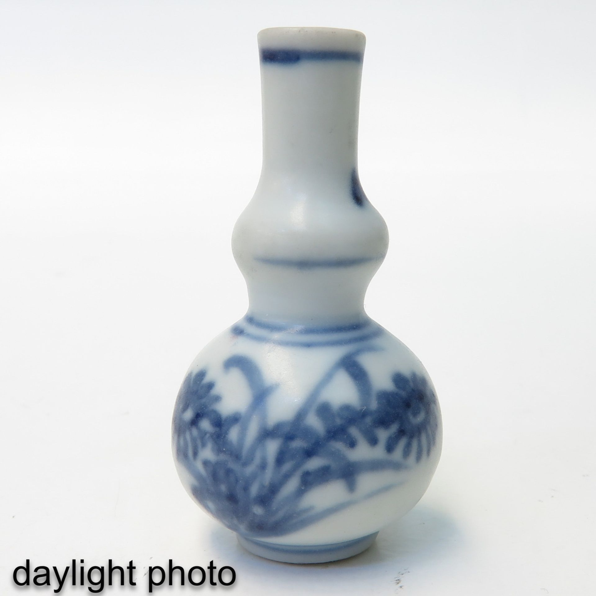 A Collection of 6 Miniature Vases - Image 9 of 10