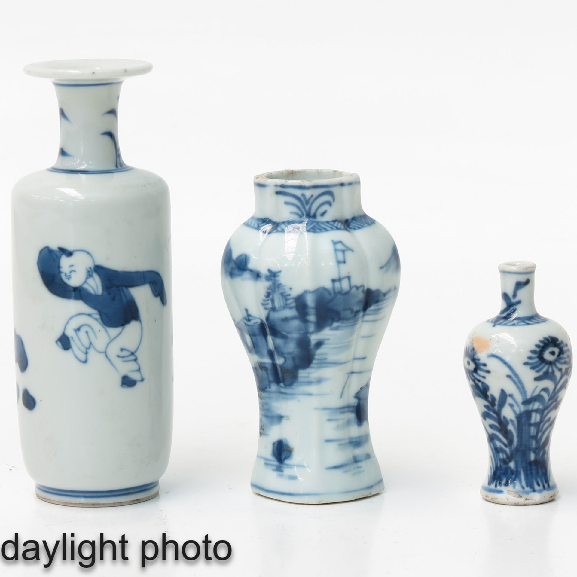 A Collection of 3 Miniature Vases - Image 7 of 10