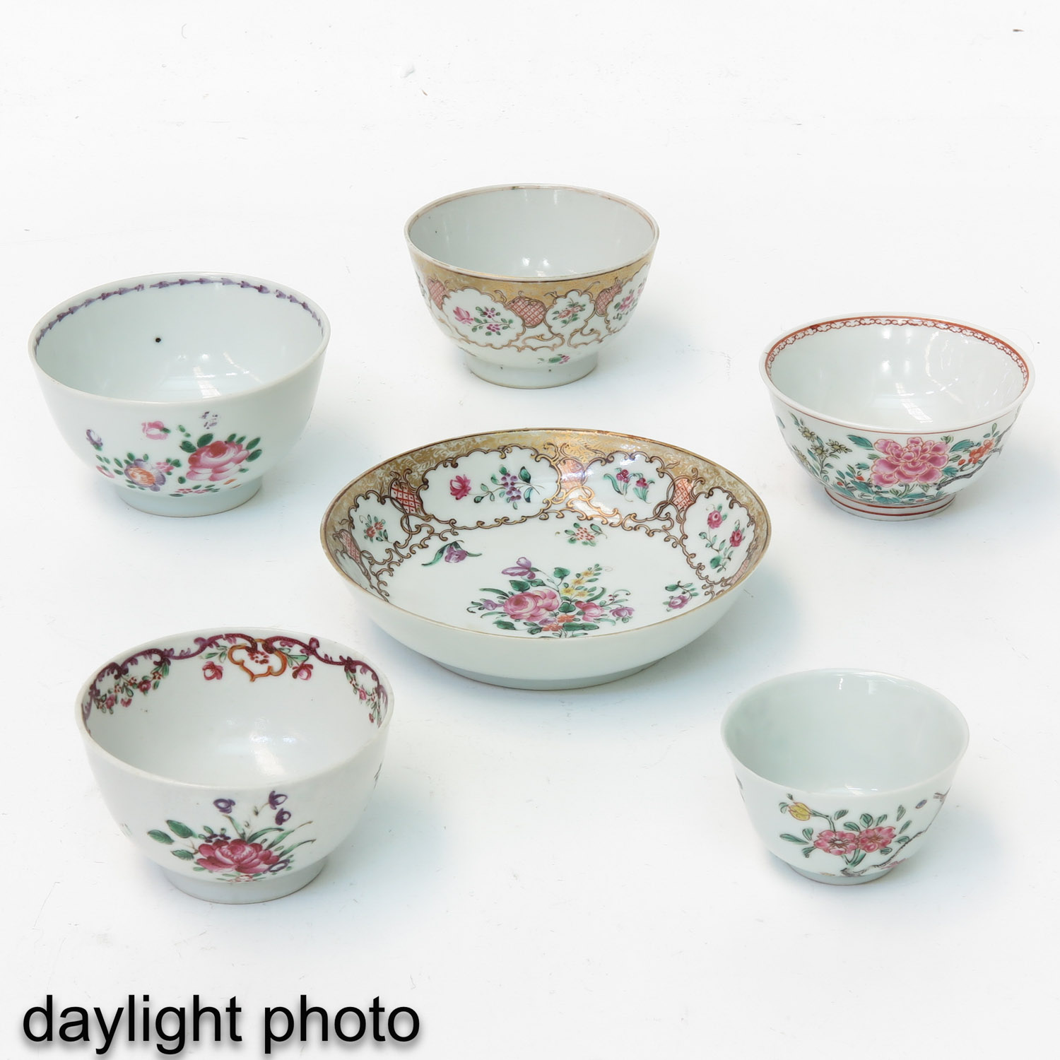 A Collection of Famille Rose Cups and Saucers - Image 9 of 10