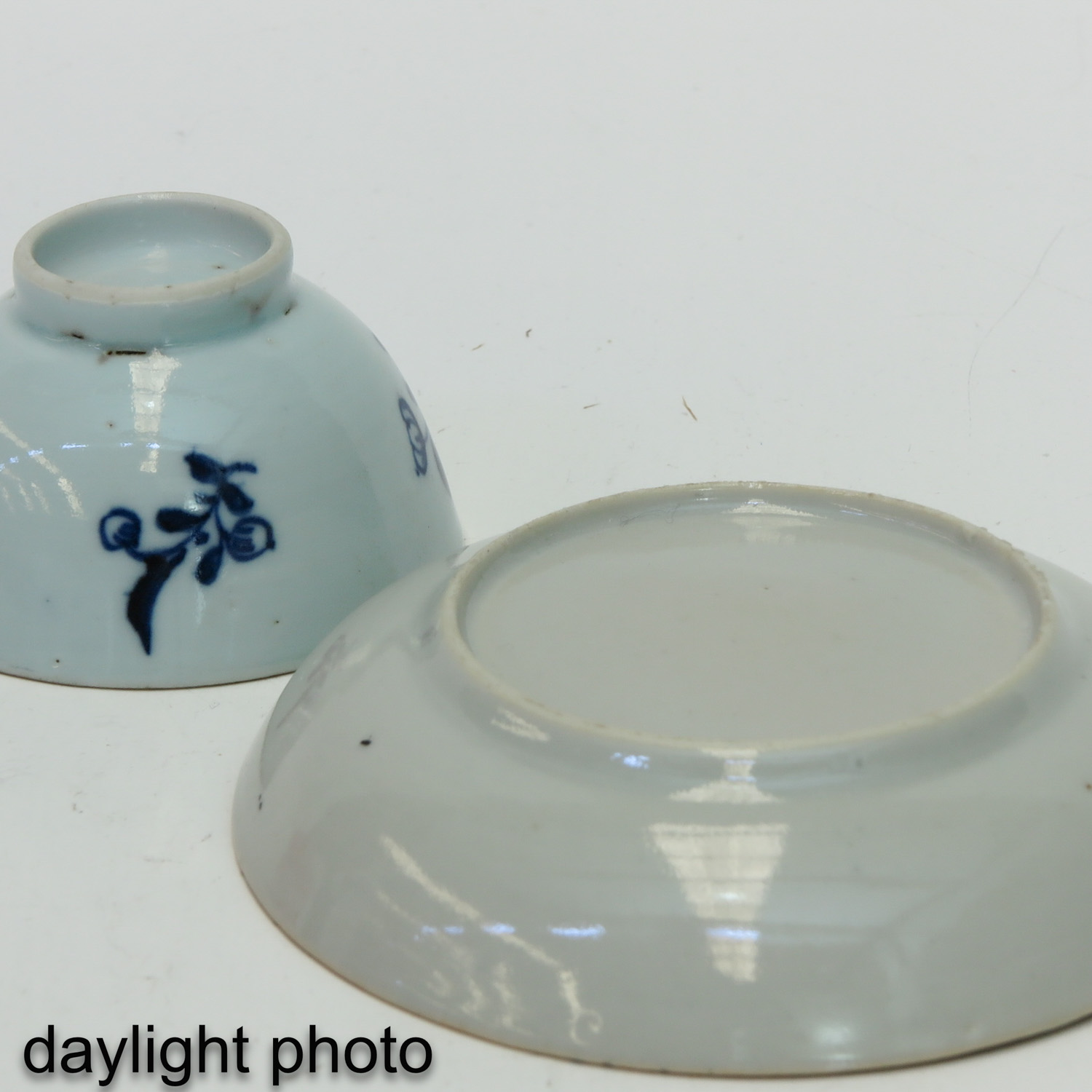 A Collection of 5 Blue and White Cups and Saucers - Image 10 of 10
