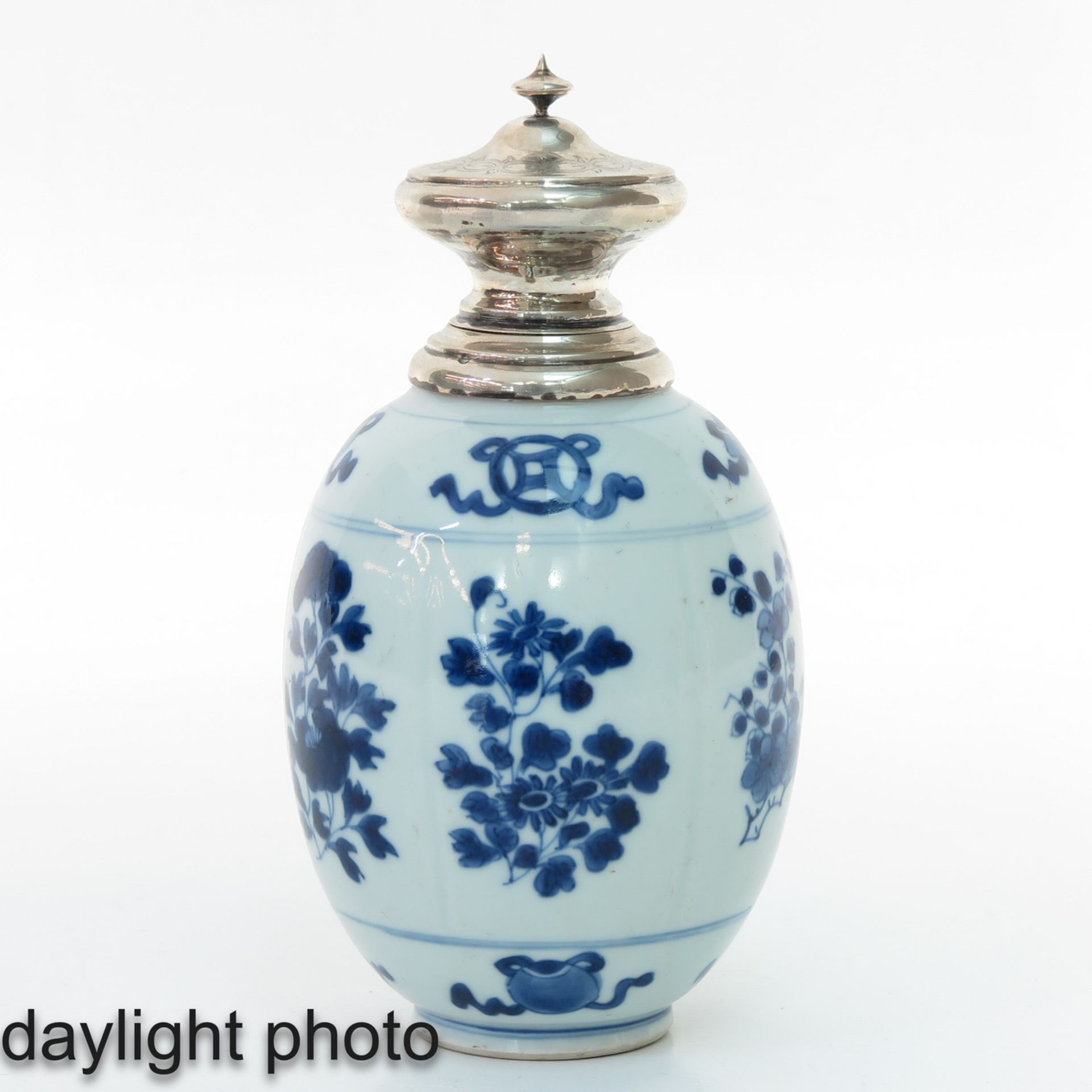 A Blue and White Tea Caddy - Image 7 of 10