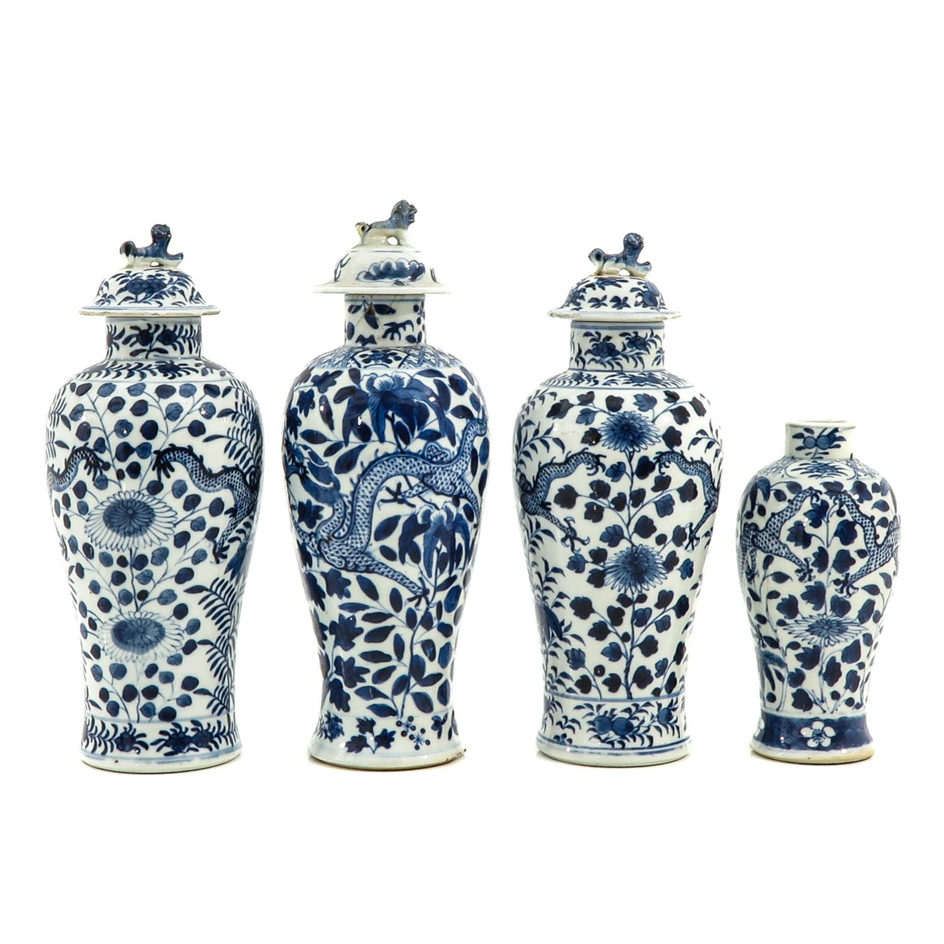 A Collection of 4 Blue and White Vases - Image 3 of 9