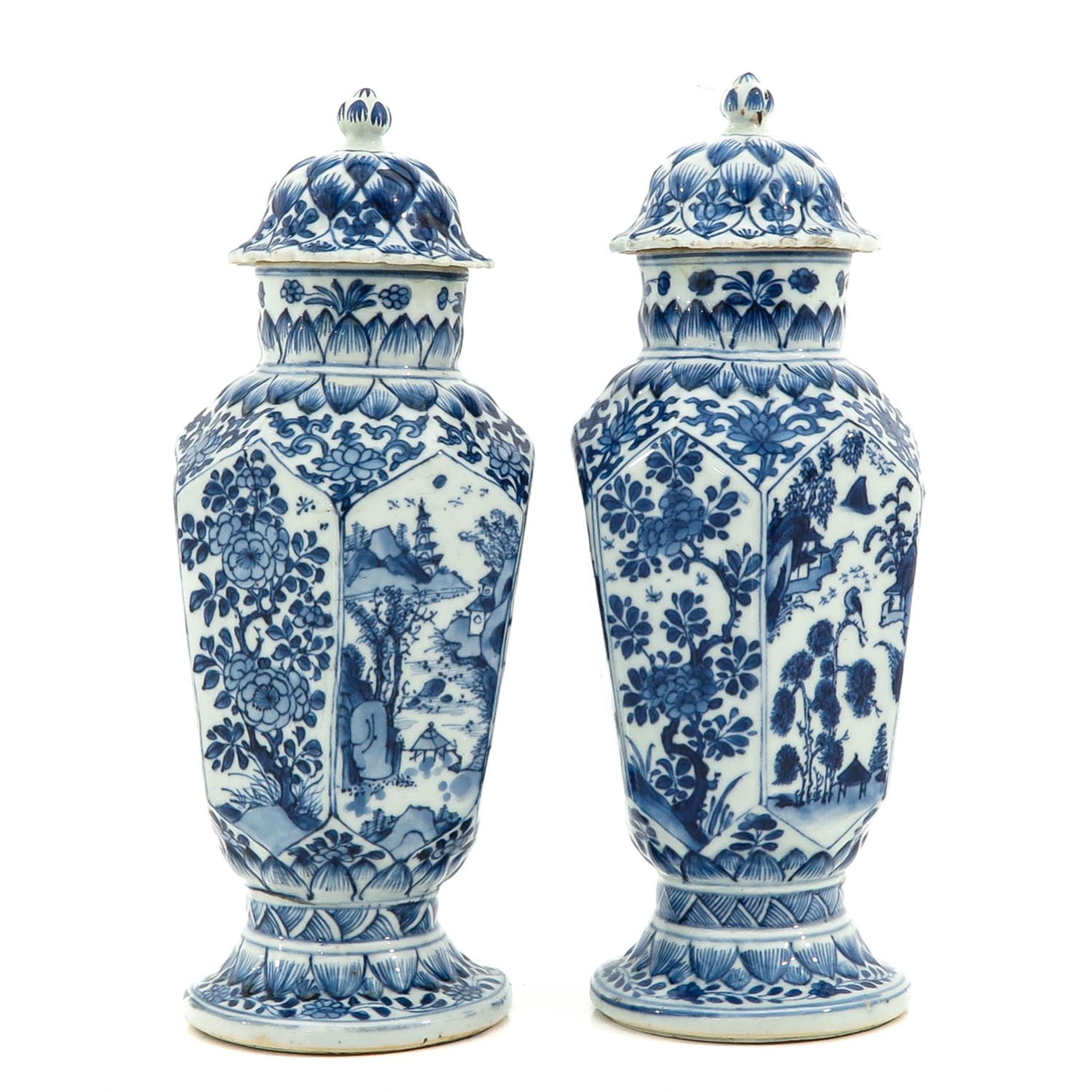 A Pair of Blue and White Vases with Covers - Bild 2 aus 9