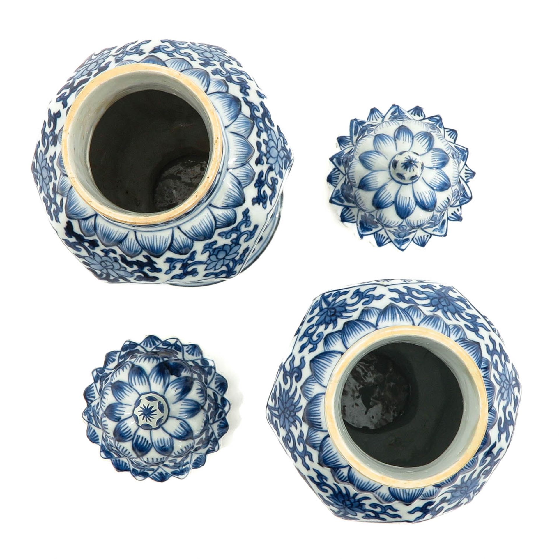 A Pair of Blue and White Vases with Covers - Bild 5 aus 9
