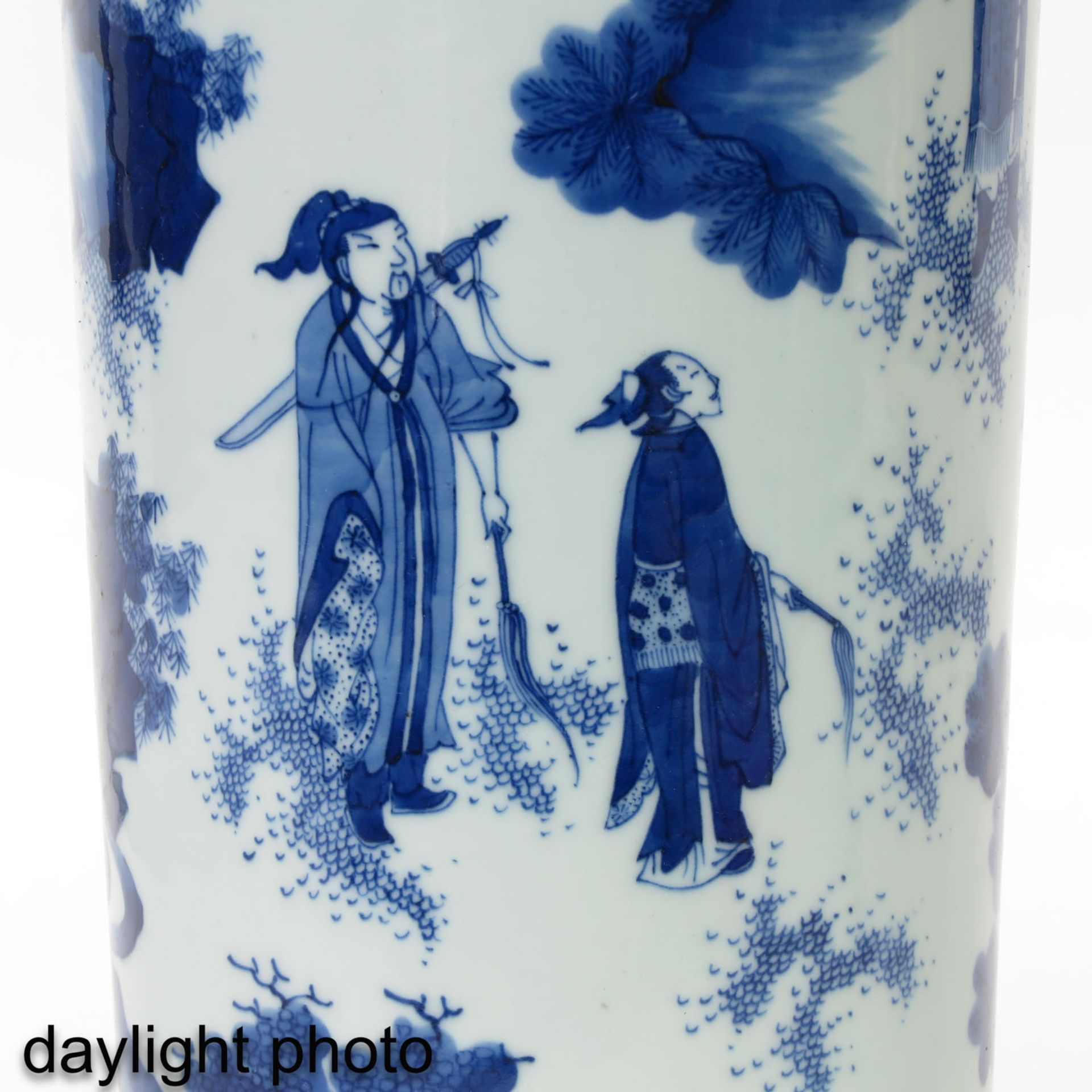 A Blue and White Roll Wagon Vase - Image 9 of 9