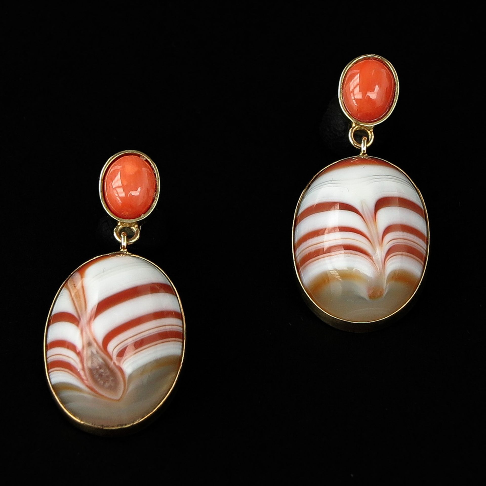 A Pair of 14KG Red Coral and Agate Earrings