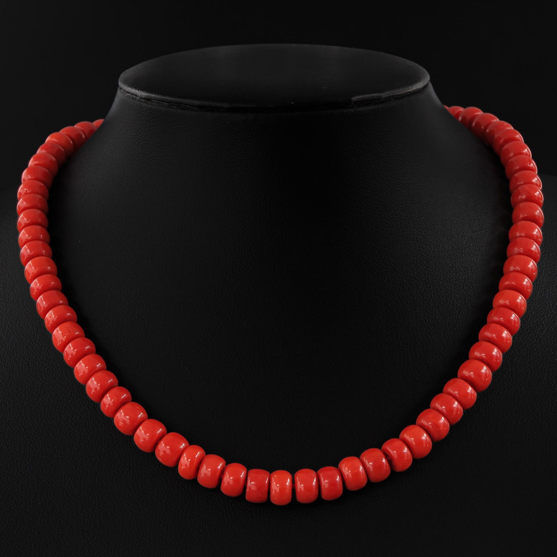 A 19th Century Red Coral Necklace - Image 2 of 8