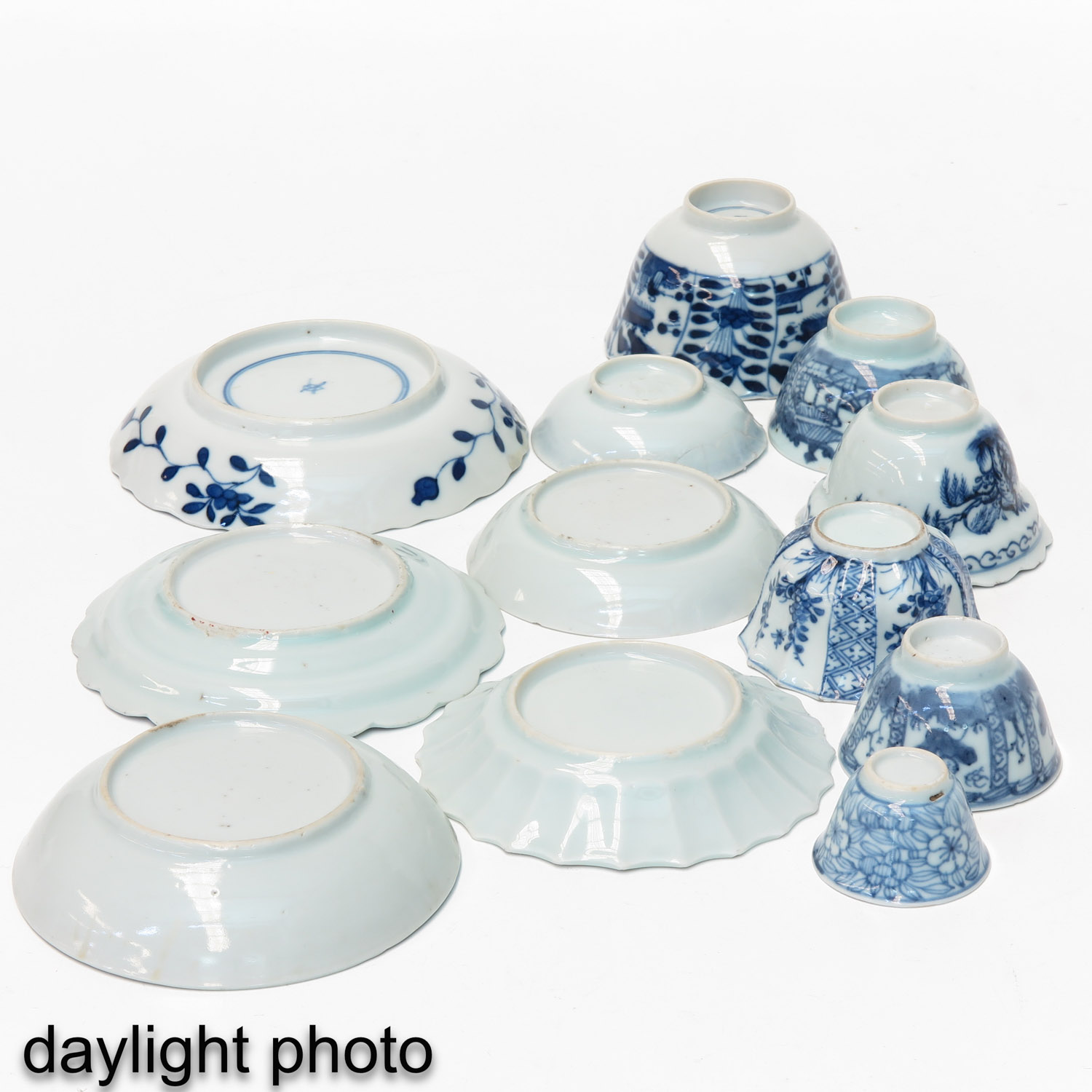 A Collection of Blue and White Cups and Saucers - Image 10 of 10