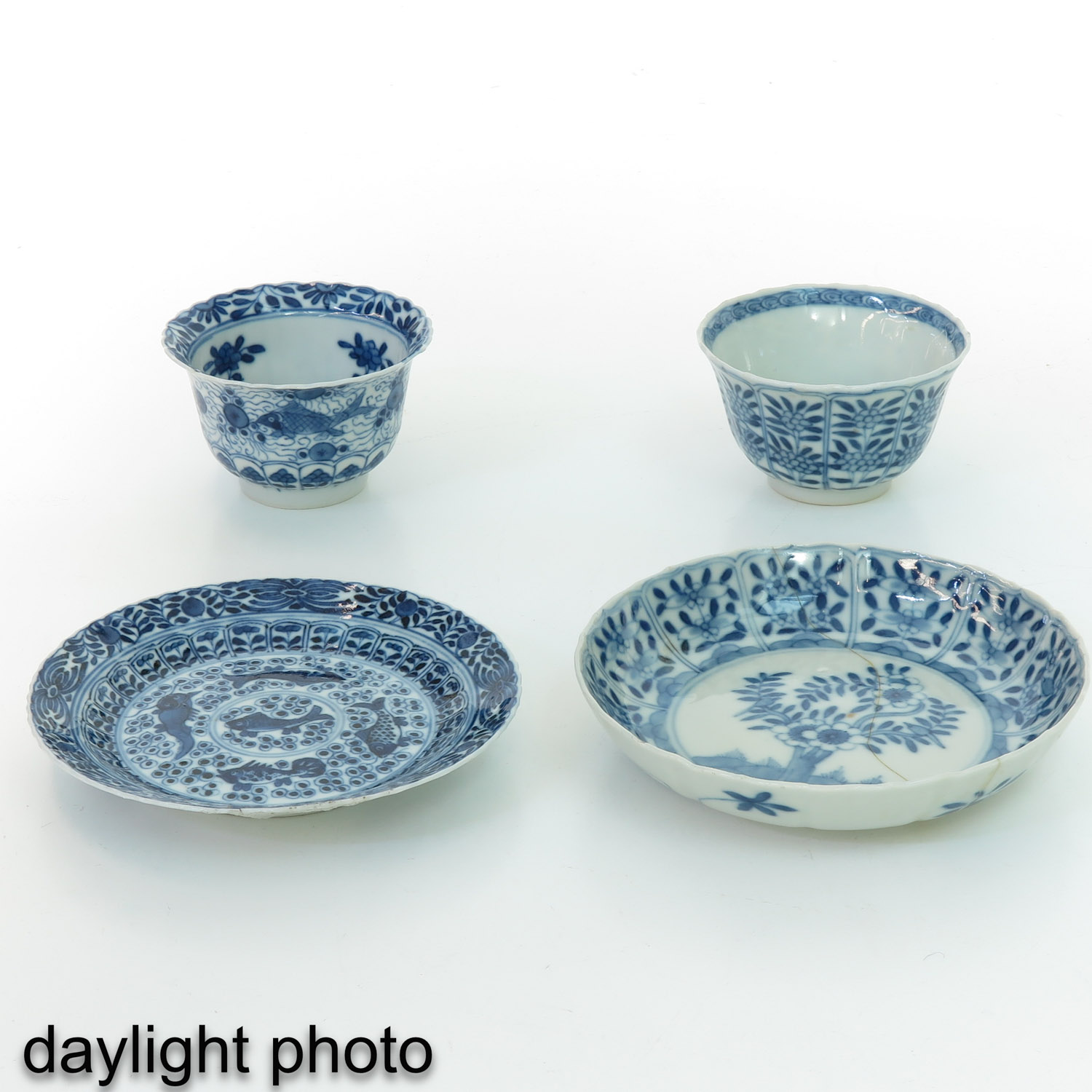 A Collection of Blue and White Cups and Saucers - Image 9 of 10