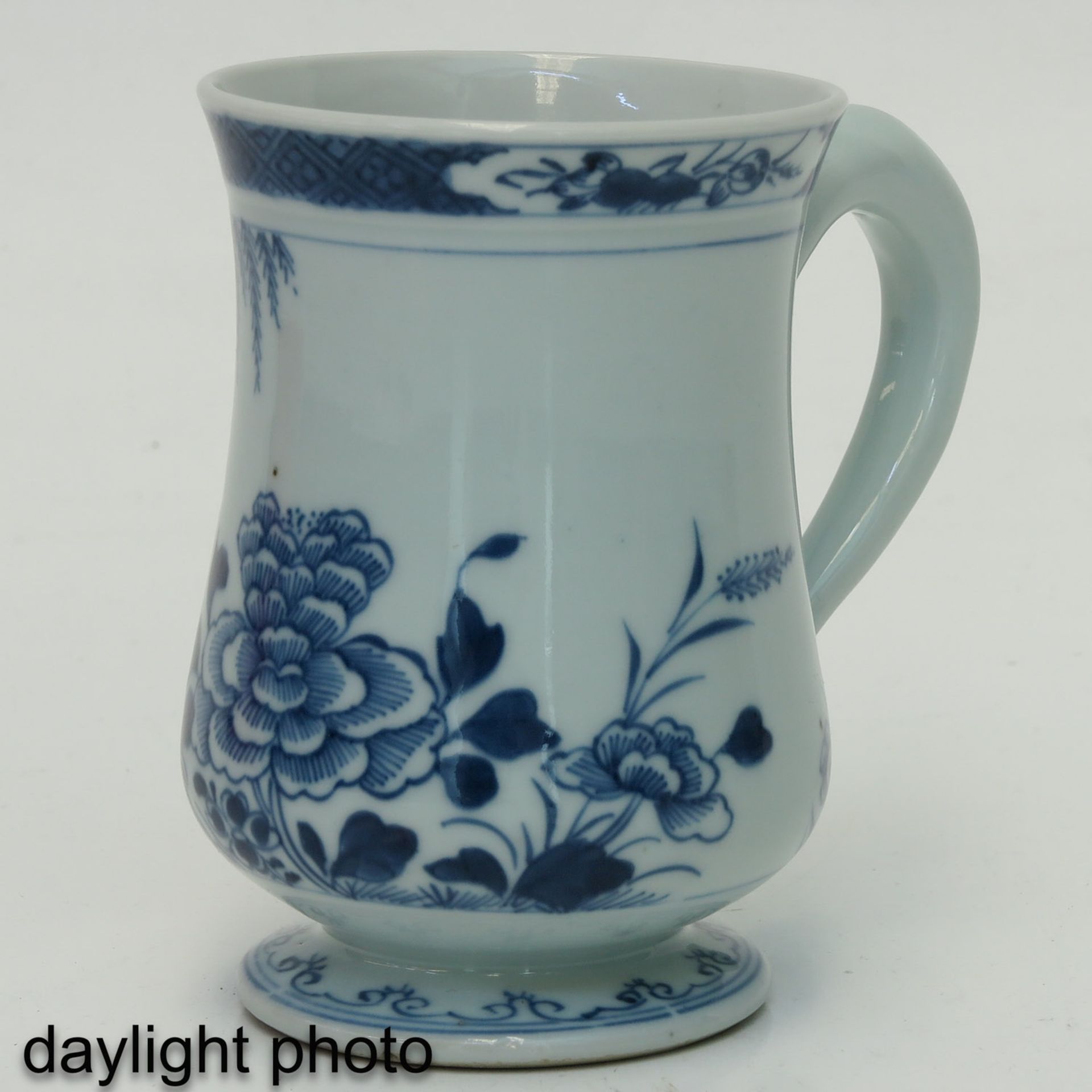 A Blue and White Mug - Bild 7 aus 9