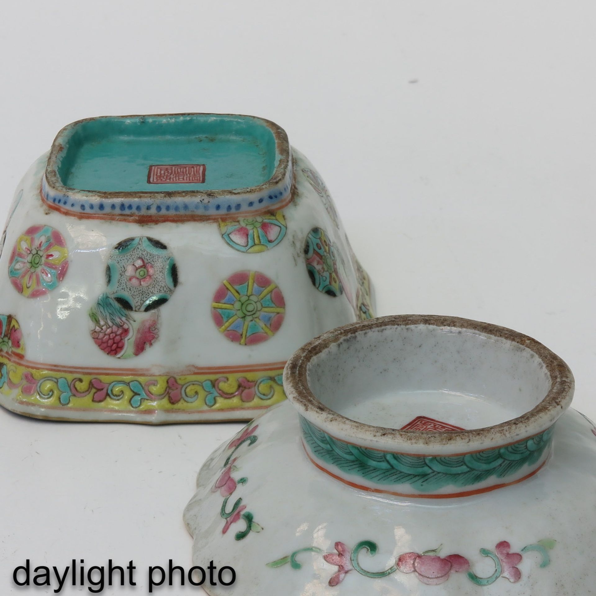 A Lot of 2 Famille Rose Altar Dishes - Bild 8 aus 10