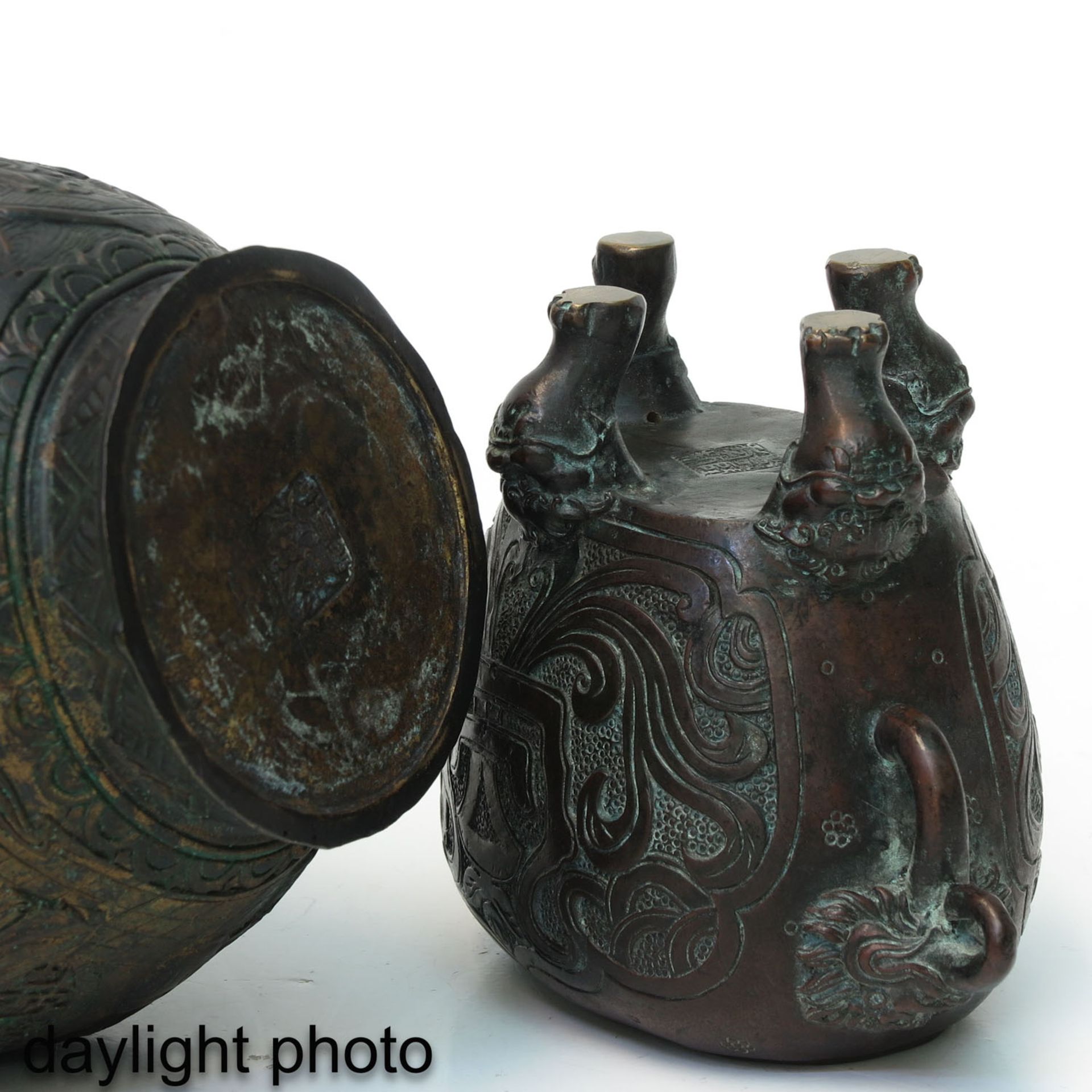 A Lot of 2 Bronze Vases - Image 8 of 10