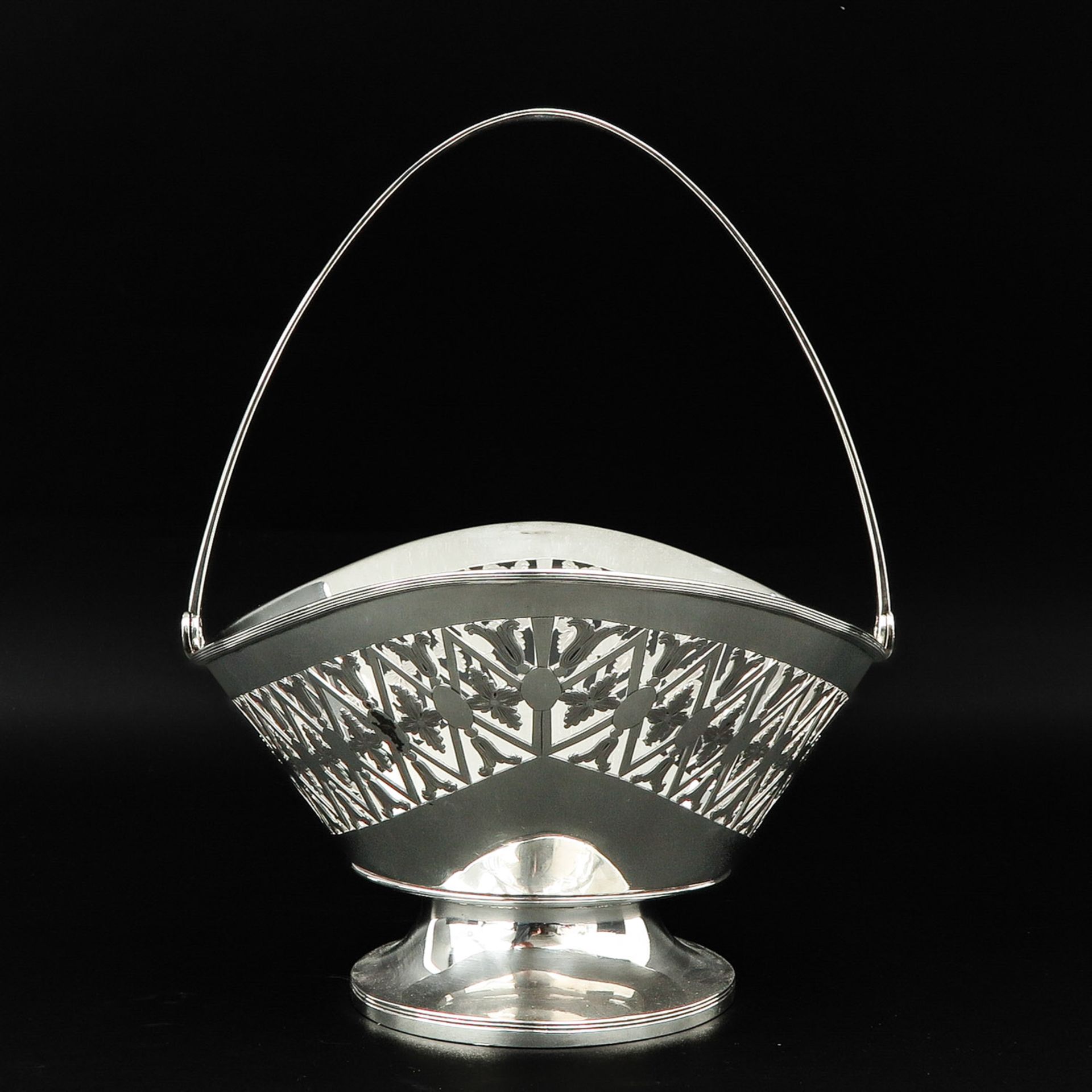 A Silver Basket with Handle - Bild 4 aus 9
