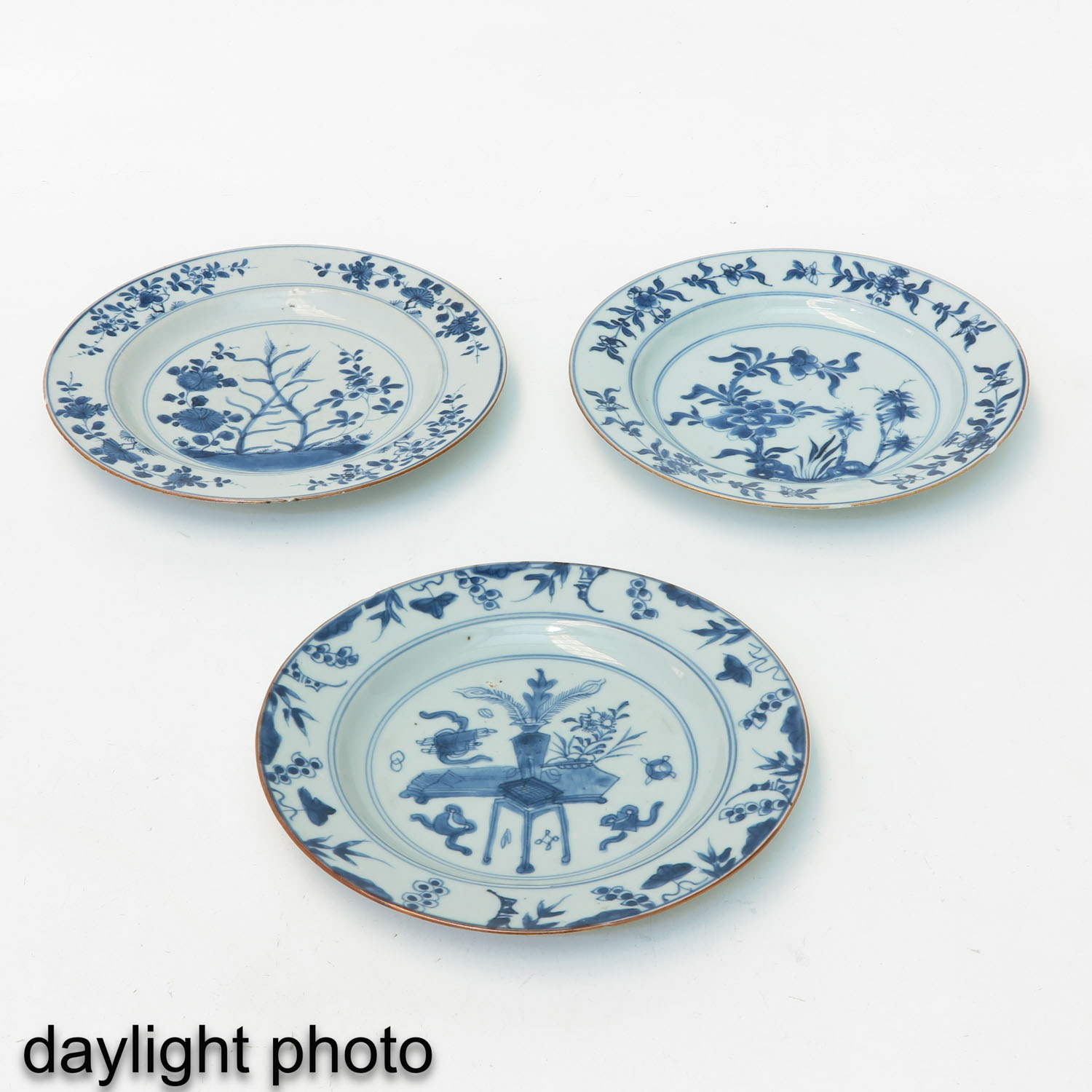 A Collection of 3 Blue and White Plates - Image 9 of 10