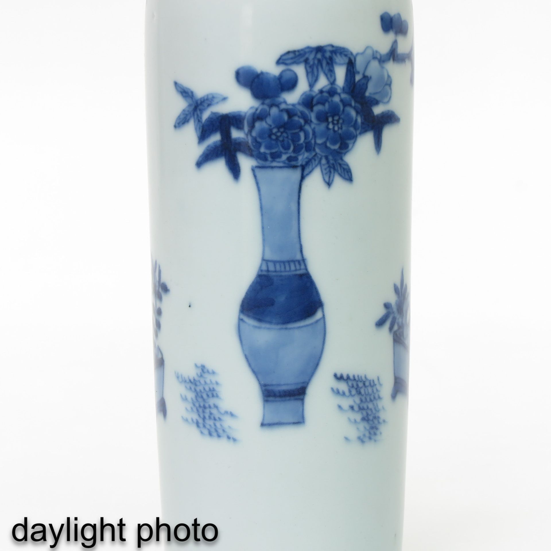 A Blue and White Vase - Bild 9 aus 9