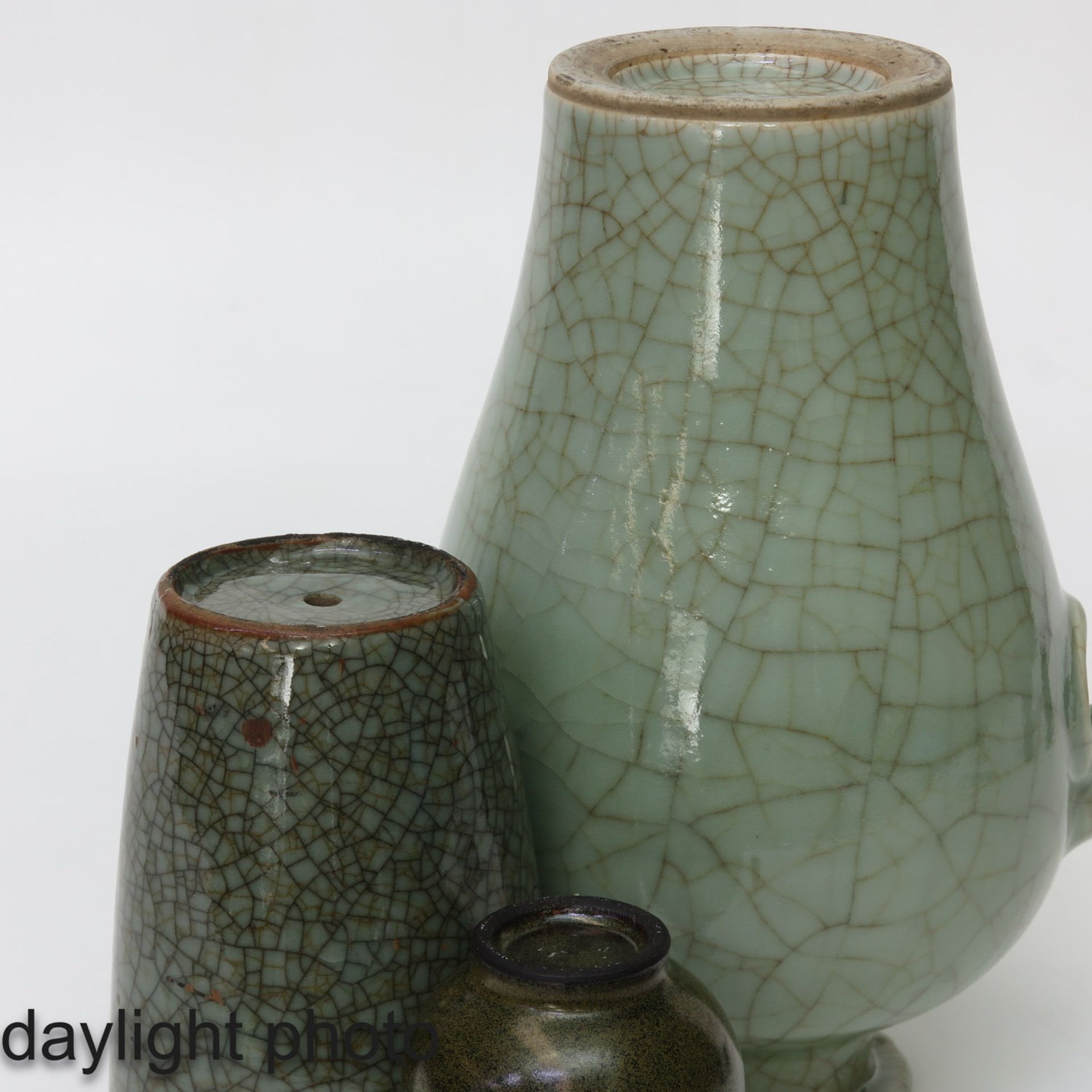 A Collection of 3 Vases - Image 8 of 10