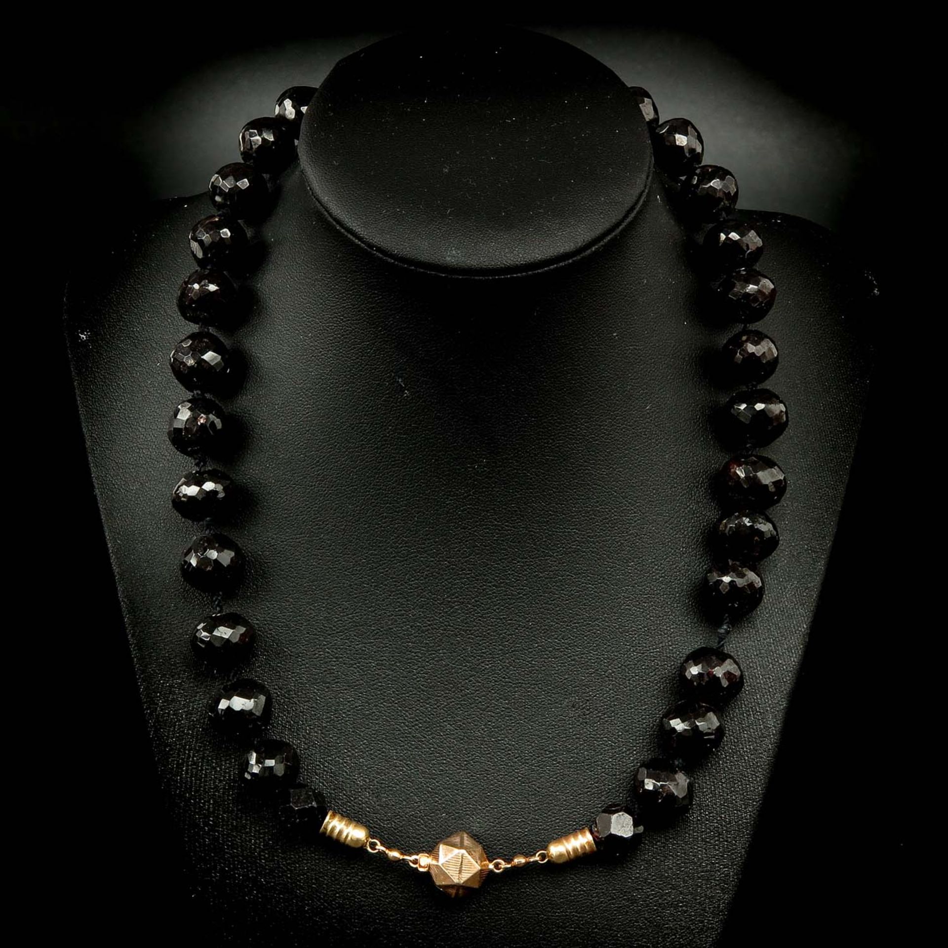 A Collection of 4 Garnet Necklaces and 1 Bracelet - Bild 3 aus 7