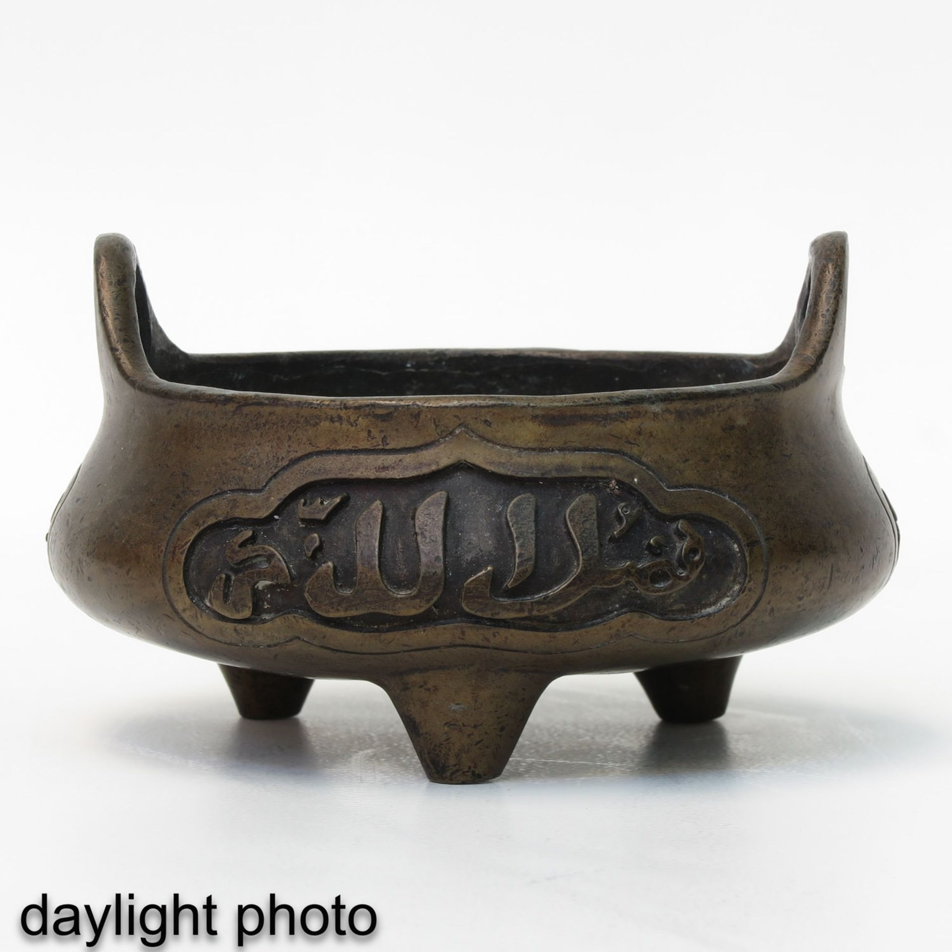 A Bronze Tripod Censer - Image 7 of 9