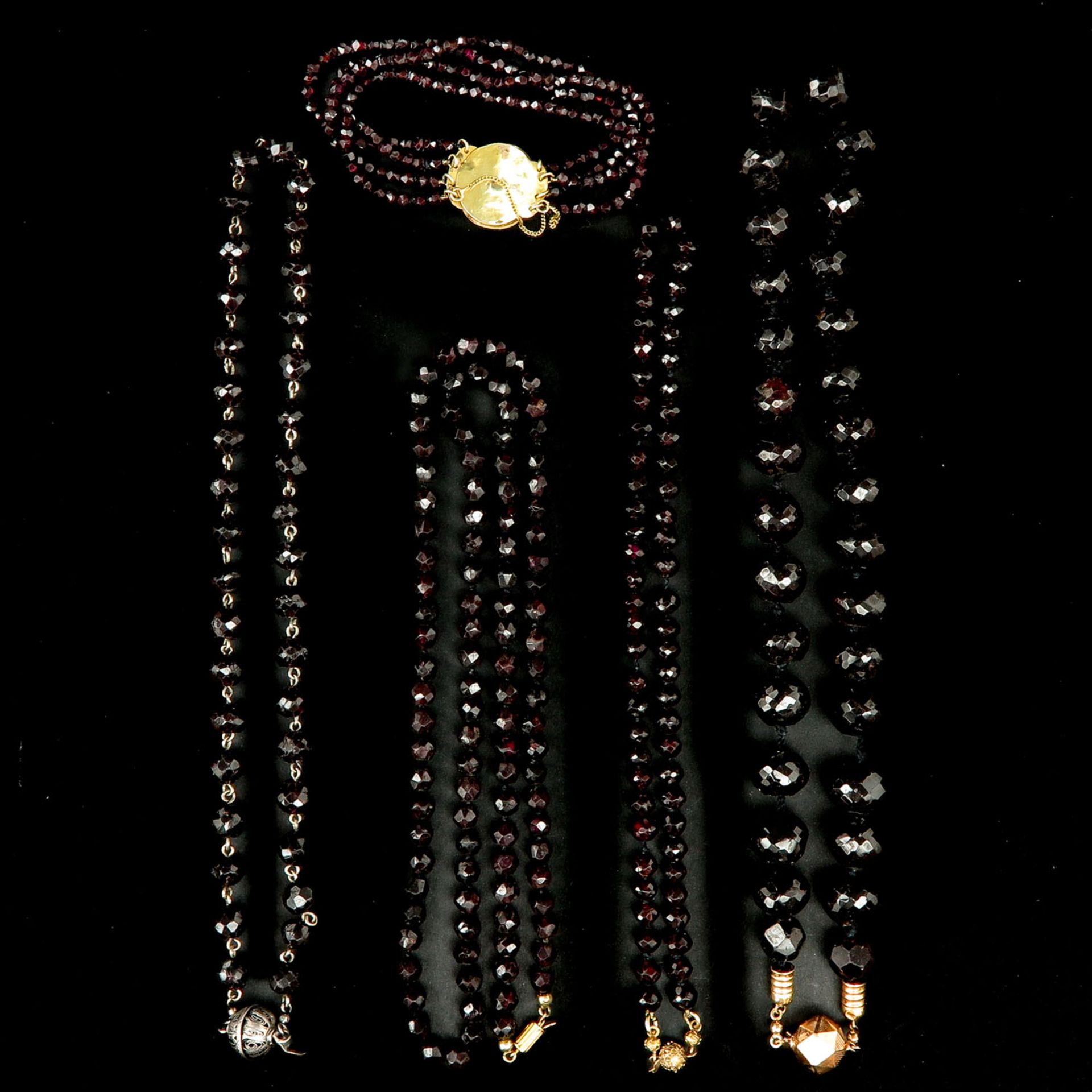 A Collection of 4 Garnet Necklaces and 1 Bracelet - Bild 2 aus 7