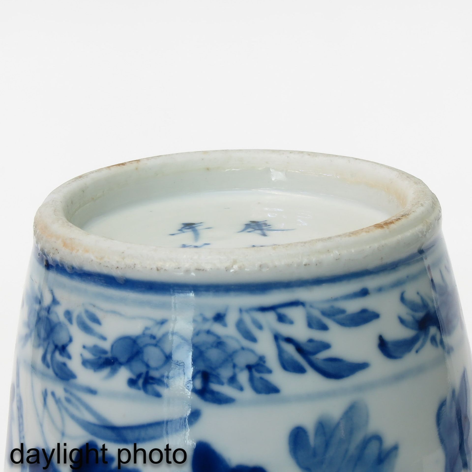 A Pair of Blue and White Vases - Bild 8 aus 10
