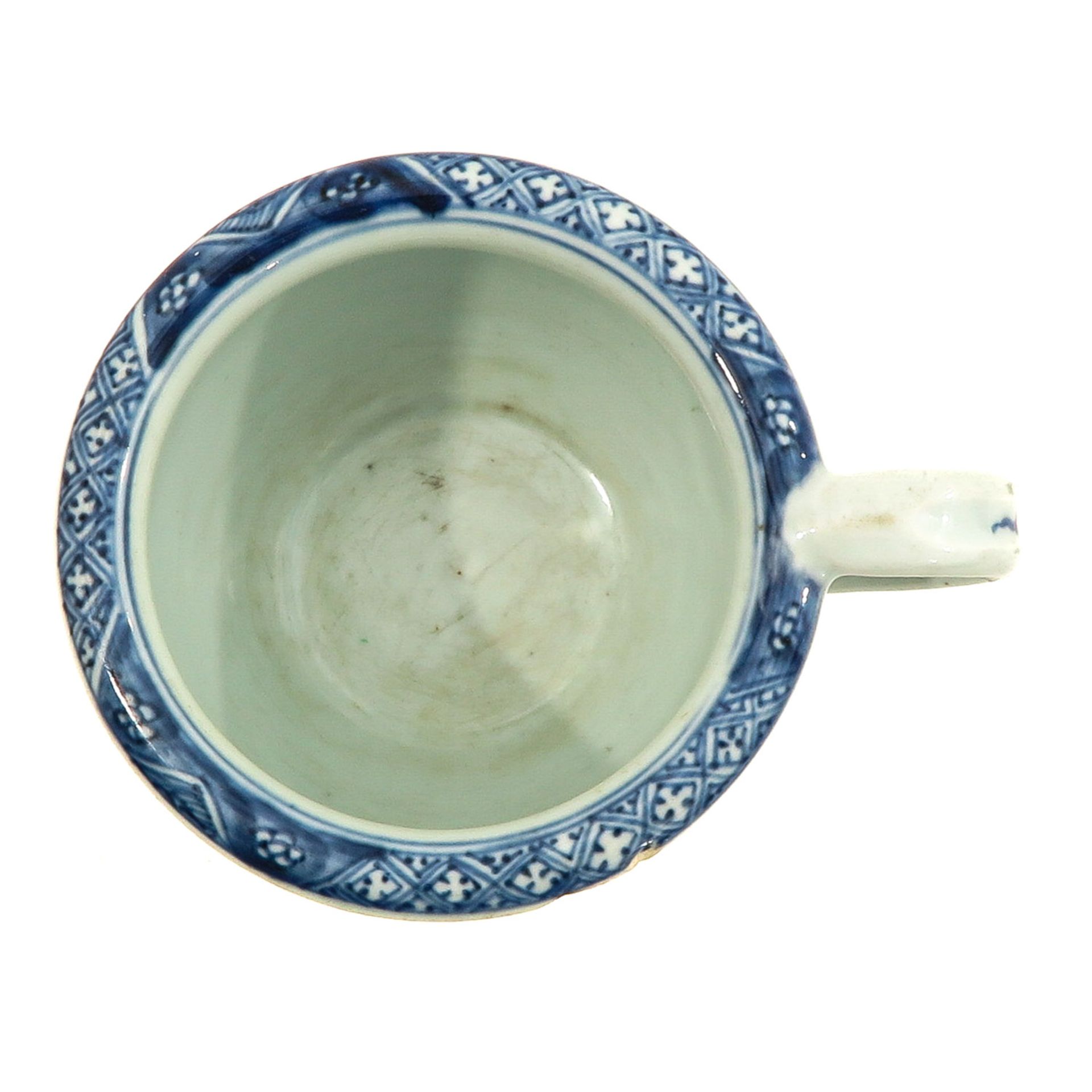 A Blue and White Chamber Pot - Image 5 of 9